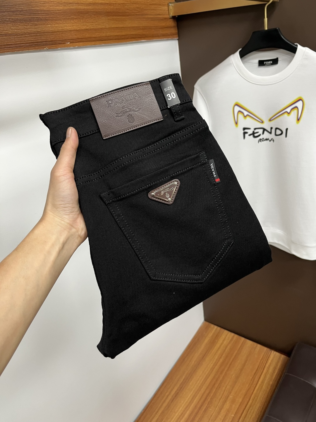 NO:733756,Prada's latest 2025 autumn jeans are stress-free in the store. Best-selling models in the counter. Taste and value are shared. Very comfortable to wear. Low-key yet luxurious. Very classy to wear. Needless to say the trousers style and cut. The upper body is exquisite and vivid. Real first-class top quality materials. Really palace-level casual pants, using Turkish cotton to produce the most famous denim. Excellent quality. Heavy washing makes the pants very soft. Straight-footed version.  Don't be picky, the upper body is absolutely stylish QD25 is extremely luxurious!  Size 29-38,,prada,jeans,19860909普拉达 2025年秋季最新品牛仔裤出入专卖店无压力 专柜热销款 品味与价值共享 身穿着非常舒适 低调不失奢华 穿出去非常有档次,裤型款式和裁剪亦无需多言 上身精致跃然.真正一等一顶级质料 真正殿堂级的休闲裤,选用土耳其的棉花 生产出最有名的单宁布 品质卓然 经过重水洗使得裤子很柔软 直脚的版型 不挑人 上身绝对的有型 QD25 极度奢华！尺码29-38,,prada,jeans,,Men's clothing