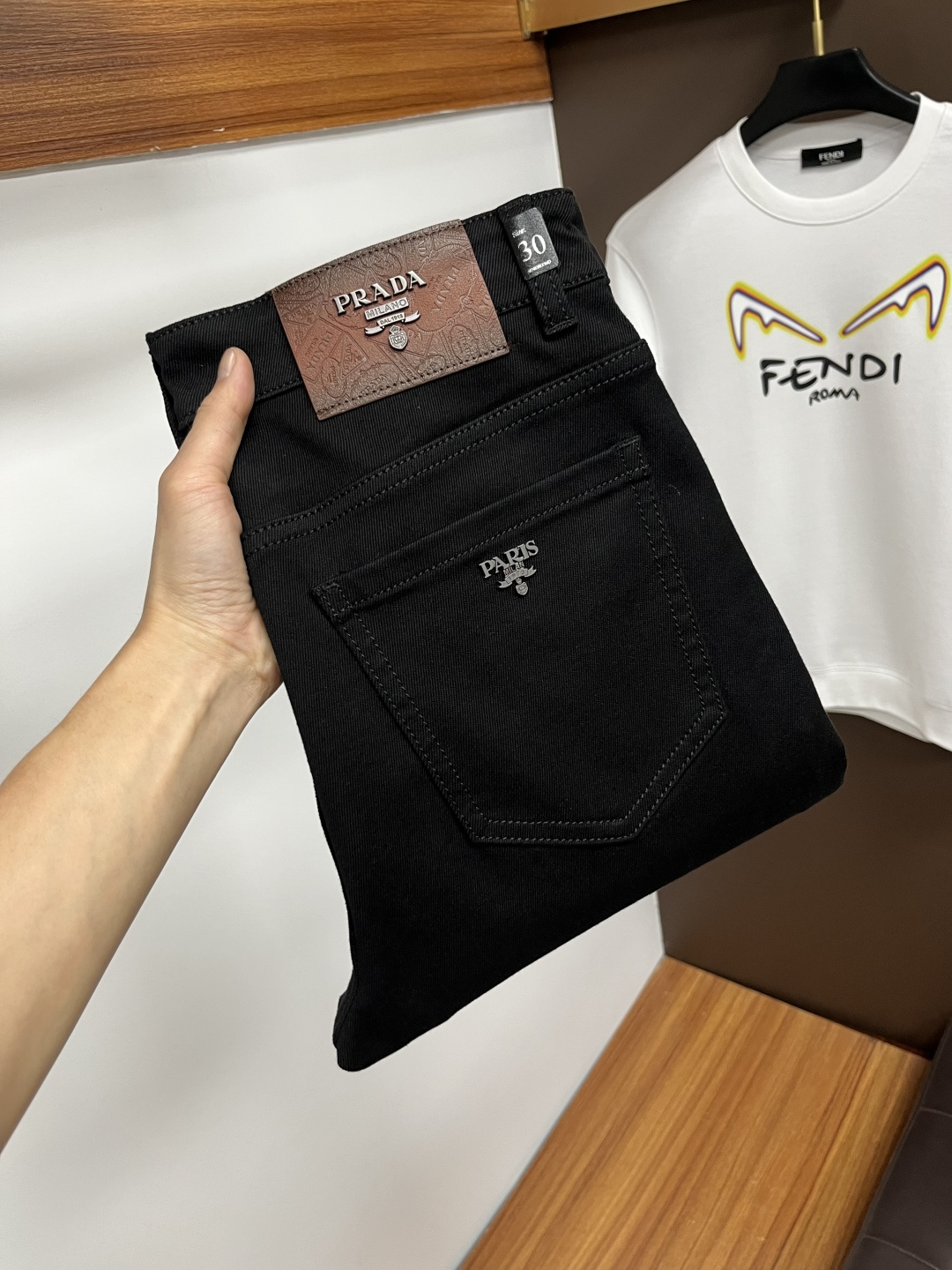 NO:733764,Prada's latest 2025 autumn jeans are stress-free in the store. Best-selling models in the counter. Taste and value are shared. Very comfortable to wear. Low-key yet luxurious. Very classy to wear. Needless to say the trousers style and cut. The upper body is exquisite and vivid. Real first-class top quality materials. Really palace-level casual pants, using Turkish cotton to produce the most famous denim. Excellent quality. Heavy washing makes the pants very soft. Straight-footed version.  Don't be picky, the upper body is absolutely stylish QD25 is extremely luxurious!  Size 29-38,,prada,jeans,19860909普拉达 2025年秋季最新品牛仔裤出入专卖店无压力 专柜热销款 品味与价值共享 身穿着非常舒适 低调不失奢华 穿出去非常有档次,裤型款式和裁剪亦无需多言 上身精致跃然.真正一等一顶级质料 真正殿堂级的休闲裤,选用土耳其的棉花 生产出最有名的单宁布 品质卓然 经过重水洗使得裤子很柔软 直脚的版型 不挑人 上身绝对的有型 QD25 极度奢华！尺码29-38,,prada,jeans,,Men's clothing