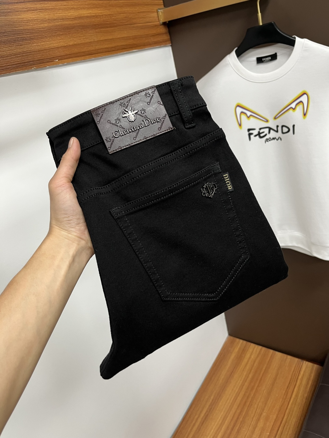 NO:733768,Dior's latest 2025 autumn jeans are stress-free in the store. Best-selling models in the counter. Shared taste and value. Very comfortable to wear. Low-key yet luxurious. Very classy to wear. Needless to say the trousers style and cut. The upper body is exquisite and vivid. Really first-class and top-quality materials. Really palace-level casual pants, using Turkish cotton to produce the most famous denim. Excellent quality. After heavy washing, the pants are very soft. Straight-leg version.  Don't be picky, the upper body is absolutely stylish QD25 is extremely luxurious!  Size 29-38,,dior,jeans,19860909迪奥 2025年秋季最新品牛仔裤出入专卖店无压力 专柜热销款 品味与价值共享 身穿着非常舒适 低调不失奢华 穿出去非常有档次,裤型款式和裁剪亦无需多言 上身精致跃然.真正一等一顶级质料 真正殿堂级的休闲裤,选用土耳其的棉花 生产出最有名的单宁布 品质卓然 经过重水洗使得裤子很柔软 直脚的版型 不挑人 上身绝对的有型 QD25 极度奢华！尺码29-38,,dior,jeans,,Men's clothing