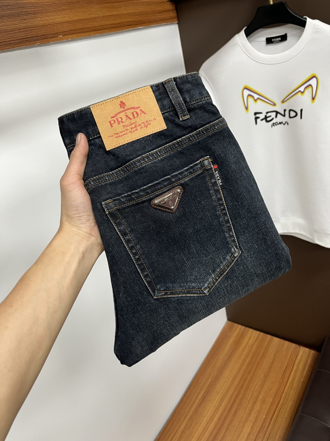 NO:733772,Prada's latest 2025 autumn jeans are stress-free in the store. Best-selling models in the counter. Taste and value are shared. Very comfortable to wear. Low-key yet luxurious. Very classy to wear. Needless to say the trousers style and cut. The upper body is exquisite and vivid. Real first-class top quality materials. Really palace-level casual pants, using Turkish cotton to produce the most famous denim. Excellent quality. Heavy washing makes the pants very soft. Straight-footed version.  Don't be picky, the upper body is absolutely stylish QD25 is extremely luxurious!  Size 29-38,,prada,jeans,19860909普拉达 2025年秋季最新品牛仔裤出入专卖店无压力 专柜热销款 品味与价值共享 身穿着非常舒适 低调不失奢华 穿出去非常有档次,裤型款式和裁剪亦无需多言 上身精致跃然.真正一等一顶级质料 真正殿堂级的休闲裤,选用土耳其的棉花 生产出最有名的单宁布 品质卓然 经过重水洗使得裤子很柔软 直脚的版型 不挑人 上身绝对的有型 QD25 极度奢华！尺码29-38,,prada,jeans,,Men's clothing