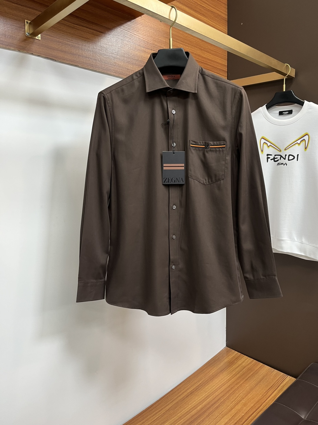 NO:682227,Ermenegildo Zegna 25S autumn men's long-sleeved shirt, the material and workmanship are excellent!  !  The most basic soul of a good item is made of double-strand mercerized fabric supplied by customers, which is extremely delicate and has perfect texture. The war horse soft rubber is decorated on the front chest to ensure perfect wearing comfort. The wiring and details everywhere in the BG are rigorous and meticulous, and it is so flawless from the inside to the outside. Size S-2XL,,zegna,shirts,19860909杰尼亚 25S秋季男士长袖衬衫,材质和做工极好！！一件好的单品最为基础的灵魂,采用客供双股丝光面料,极为细腻,质感满分 前胸饰有战马软胶保证完美的穿着舒适度,BG各处的走线跟细节更是严谨缜密,从内到外都是如此无瑕..码数S-2XL,,zegna,shirts,,Men's clothing