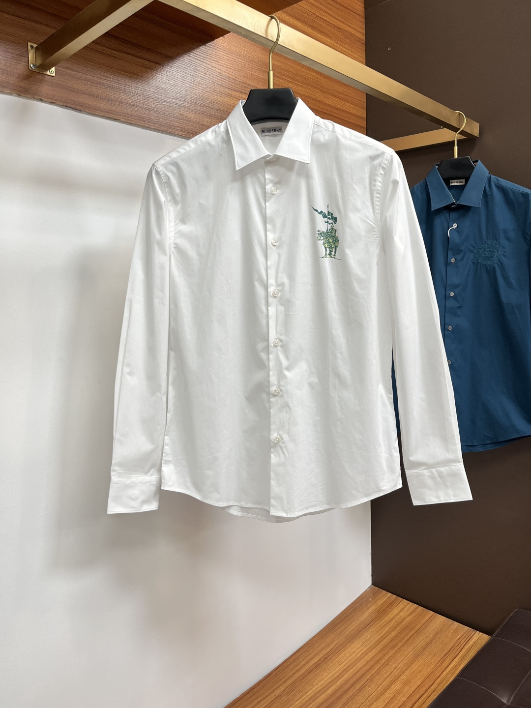 NO:682232,Burberry 25S autumn men's long-sleeved shirt, the material and workmanship are excellent!  !  The most basic soul of a good item is made of double-strand mercerized fabric supplied by customers, which is extremely delicate and has perfect texture. The front chest is decorated with war horse soft rubber to ensure perfect wearing comfort. The wiring and details everywhere in the BG are rigorous and meticulous, and it is so flawless from the inside to the outside. Size S-2XL,, burberry, shirts,19860909巴宝莉 25S秋季男士长袖衬衫,材质和做工极好！！一件好的单品最为基础的灵魂,采用客供双股丝光面料,极为细腻,质感满分 前胸饰有战马软胶保证完美的穿着舒适度,BG各处的走线跟细节更是严谨缜密,从内到外都是如此无瑕..码数S-2XL,,burberry,shirts,,Men's clothing