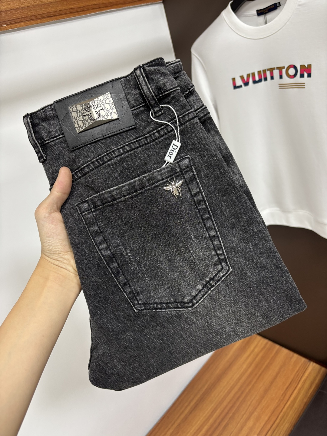 NO:683690,Dior's new autumn and winter styles are available at the official website counter at the same time, the original order is very good, a super stylish pair of jeans, customized original washed denim fabric, unique design, top-notch printing technology letter pattern logo, original hardware accessories decoration, an extremely outstanding pair of jeans, S13 materials and craftsmanship are extremely luxurious and exquisite, extremely high-grade, handsome and stylish upper body, recommended, code number 29-38,, dior,jeans,19860909迪奥 秋冬新款 官网专柜同步有售,原单狠货,超级有范儿的一款牛仔裤,定制原版水洗牛仔面料,独特设计,顶级印花工艺字母图案logo,原版五金辅料装饰,极为翘楚的一款牛仔裤,S13 用料与工艺都极致奢华精湛,档次极高,上身帅气有型,推荐,码数29—38,,dior,jeans,,Men's clothing