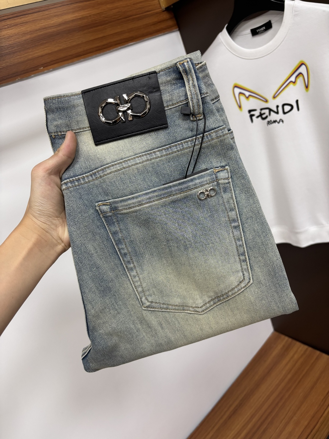 NO:683696,Ferragamo's autumn and winter new models are available at the official website counter at the same time, the original order is very good, a super stylish pair of jeans, customized original washed denim fabric, unique design, top-notch printing technology letter pattern logo, original hardware accessories decoration, an extremely outstanding pair of jeans, S13 materials and craftsmanship are extremely luxurious and exquisite, extremely high-grade, handsome and stylish upper body, recommended, code number 29-38,,ferragamo,jeans,19860909菲拉格慕 秋冬新款 官网专柜同步有售,原单狠货,超级有范儿的一款牛仔裤,定制原版水洗牛仔面料,独特设计,顶级印花工艺字母图案logo,原版五金辅料装饰,极为翘楚的一款牛仔裤,S13 用料与工艺都极致奢华精湛,档次极高,上身帅气有型,推荐,码数29—38,,ferragamo,jeans,,Men's clothing