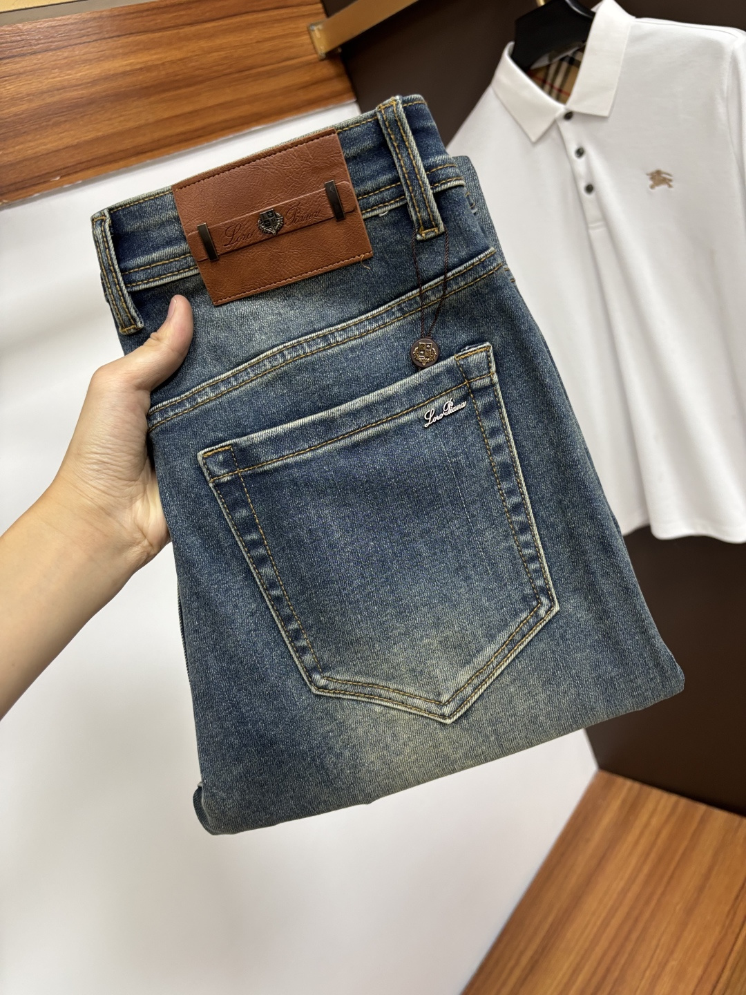 NO:683701,Nuoyou Panya's new autumn and winter styles are available at the official website counter simultaneously. The original order is very good, a super stylish pair of jeans, customized original washed denim fabric, unique design, top-notch printing technology letter pattern logo, original hardware accessories decoration, an extremely outstanding pair of jeans, S13 materials and craftsmanship are extremely luxurious and exquisite, extremely high-grade, handsome and stylish upper body, recommended, code number 29-38,,jeans,19860909诺悠翩雅 秋冬新款 官网专柜同步有售,原单狠货,超级有范儿的一款牛仔裤,定制原版水洗牛仔面料,独特设计,顶级印花工艺字母图案logo,原版五金辅料装饰,极为翘楚的一款牛仔裤,S13 用料与工艺都极致奢华精湛,档次极高,上身帅气有型,推荐,码数29—38,,jeans,,Men's clothing