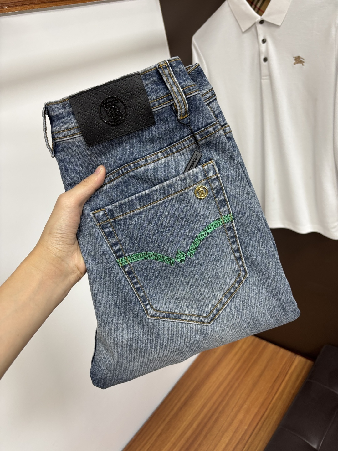 NO:683705,Burberry's new autumn and winter styles are available at the official counter at the same time. The original order is very good, a super stylish pair of jeans, customized original washed denim fabric, unique design, top-notch printing technology letter pattern logo, original hardware accessories decoration, an extremely outstanding pair of jeans, S13 materials and craftsmanship are extremely luxurious and exquisite, extremely high-grade, handsome and stylish upper body, recommended, code number 29-38,, burberry, jeans,19860909巴宝莉 秋冬新款 官网专柜同步有售,原单狠货,超级有范儿的一款牛仔裤,定制原版水洗牛仔面料,独特设计,顶级印花工艺字母图案logo,原版五金辅料装饰,极为翘楚的一款牛仔裤,S13 用料与工艺都极致奢华精湛,档次极高,上身帅气有型,推荐,码数29—38,,burberry,jeans,,Men's clothing