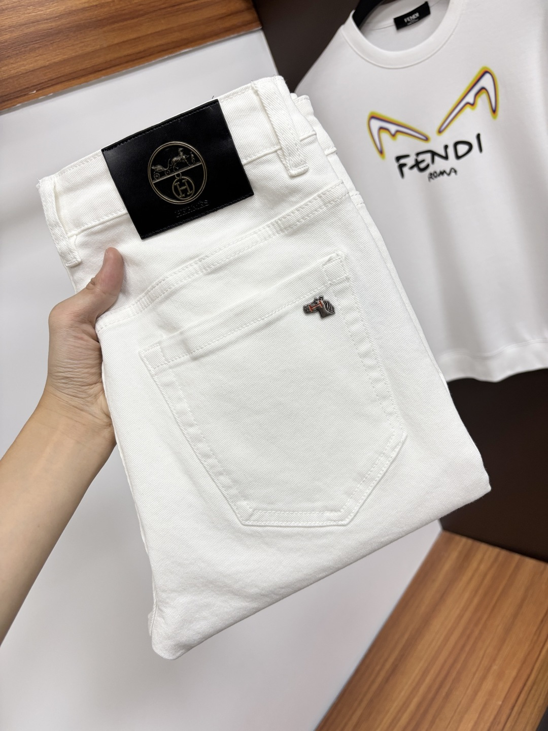 NO:685423,Hermès autumn and winter new styles are available at the official website counter at the same time, the original order is very good, a super stylish pair of jeans, customized original washed denim fabric, unique design, top-notch printing technology letter pattern logo, original hardware accessories decoration, an extremely outstanding pair of jeans, S13 materials and craftsmanship are extremely luxurious and exquisite, extremely high-grade, handsome and stylish upper body, recommended, code number 29-38,,hermes,jeans,19860909爱马仕 秋冬新款 官网专柜同步有售,原单狠货,超级有范儿的一款牛仔裤,定制原版水洗牛仔面料,独特设计,顶级印花工艺字母图案logo,原版五金辅料装饰,极为翘楚的一款牛仔裤,S13 用料与工艺都极致奢华精湛,档次极高,上身帅气有型,推荐,码数29—38,,hermes,jeans,,Men's clothing