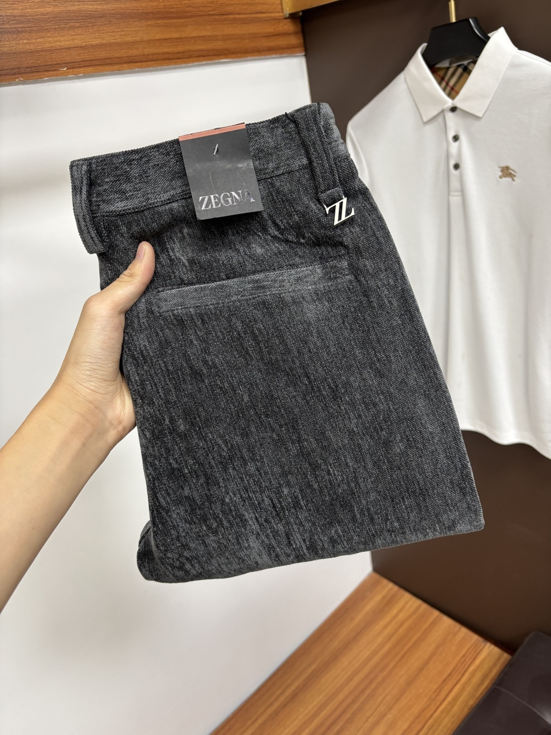 NO:685440,Zegna's autumn and winter new styles are available at the official website counter at the same time, the original order is very good, a super stylish pair of jeans, customized original washed denim fabric, unique design, top-notch printing technology letter pattern logo, original hardware accessories decoration, an extremely outstanding pair of jeans, S13 materials and craftsmanship are extremely luxurious and exquisite, extremely high-grade, handsome and stylish upper body, recommended, code number 29-38,,zegna,jeans,19860909杰尼亚 秋冬新款 官网专柜同步有售,原单狠货,超级有范儿的一款牛仔裤,定制原版水洗牛仔面料,独特设计,顶级印花工艺字母图案logo,原版五金辅料装饰,极为翘楚的一款牛仔裤,S13 用料与工艺都极致奢华精湛,档次极高,上身帅气有型,推荐,码数29—38,,zegna,jeans,,Men's clothing