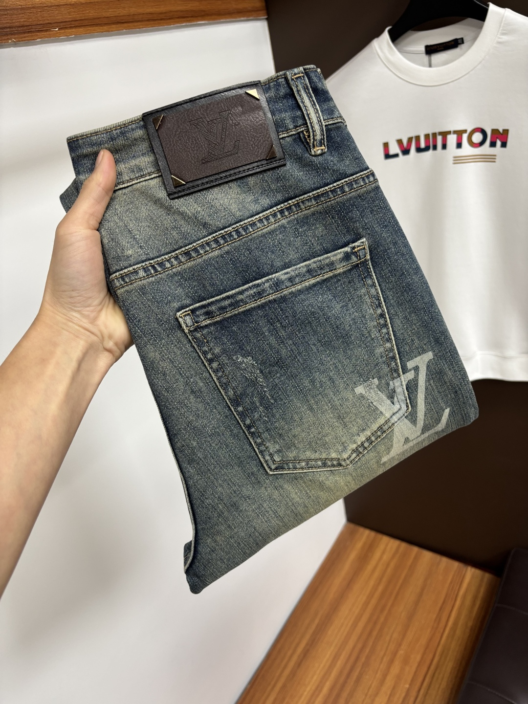 NO:685457,LV’s latest 2025 winter jeans are stress-free in and out of the store. Best-selling models in the counter. Taste and value are shared. Very comfortable to wear. Low-key yet luxurious. Very classy to wear. Needless to say the trousers style and cut. The upper body is exquisite and vivid. Real first-class top quality materials. Really palace-level casual pants, using Turkish cotton. The most famous denim is produced. The quality is outstanding. After heavy washing, the pants are very soft. The straight-leg version is not picky.  The upper body is absolutely stylish. BG15 is extremely luxurious!  Size 29-38,,louis vuitton,jeans,19860909LV 2025年冬季最新品牛仔裤出入专卖店无压力 专柜热销款 品味与价值共享 身穿着非常舒适 低调不失奢华 穿出去非常有档次,裤型款式和裁剪亦无需多言 上身精致跃然.真正一等一顶级质料 真正殿堂级的休闲裤,选用土耳其的棉花 生产出最有名的单宁布 品质卓然 经过重水洗使得裤子很柔软 直脚的版型 不挑人 上身绝对的有型 BG15 极度奢华！尺码29-38,,louis vuitton,jeans,,Men's clothing