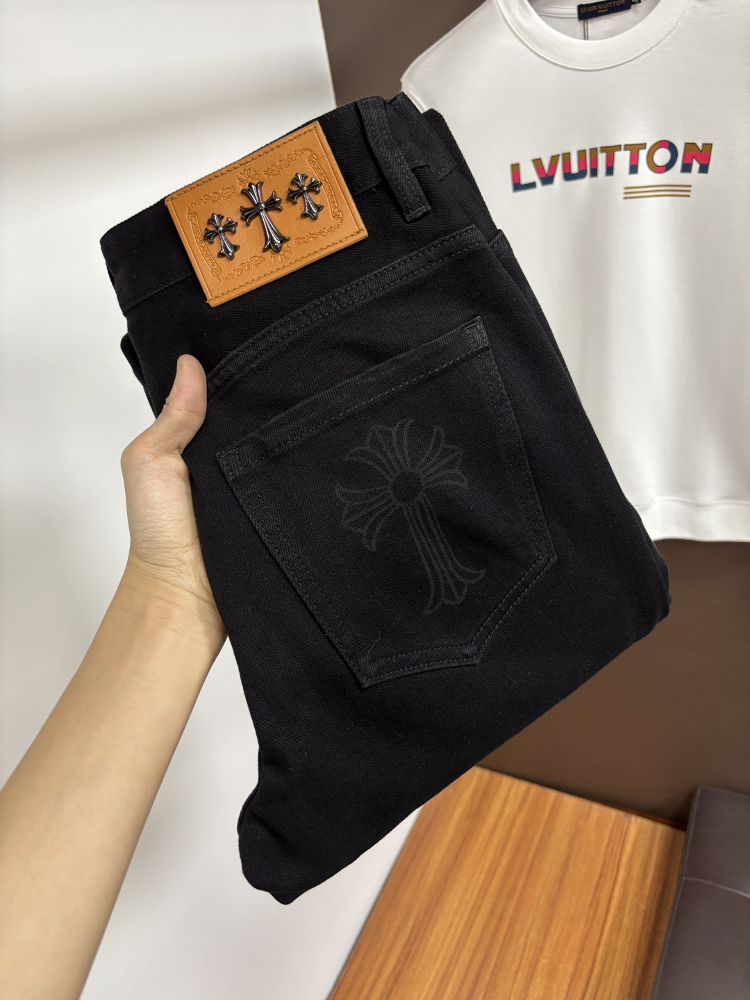 NO:685463,Kroxin's latest 2025 winter jeans, no pressure to go in and out of the store. Best-selling models in the counter. Shared taste and value. Very comfortable to wear. Low-key yet luxurious. Very classy to wear. Needless to say the trousers style and cut. The upper body is exquisite and vivid. Real first-class top quality. Really palace-level casual pants, using Turkish cotton to produce the most famous denim. Excellent quality. Heavy washing makes the pants very soft. Straight-leg version.  Don't be picky, the upper body is absolutely stylish. BG15 is extremely luxurious!  Size 29-38,,chrome hearts,jeans,19860909克罗心 2025年冬季最新品牛仔裤出入专卖店无压力 专柜热销款 品味与价值共享 身穿着非常舒适 低调不失奢华 穿出去非常有档次,裤型款式和裁剪亦无需多言 上身精致跃然.真正一等一顶级质料 真正殿堂级的休闲裤,选用土耳其的棉花 生产出最有名的单宁布 品质卓然 经过重水洗使得裤子很柔软 直脚的版型 不挑人 上身绝对的有型 BG15 极度奢华！尺码29-38,,chrome hearts,jeans,,Men's clothing