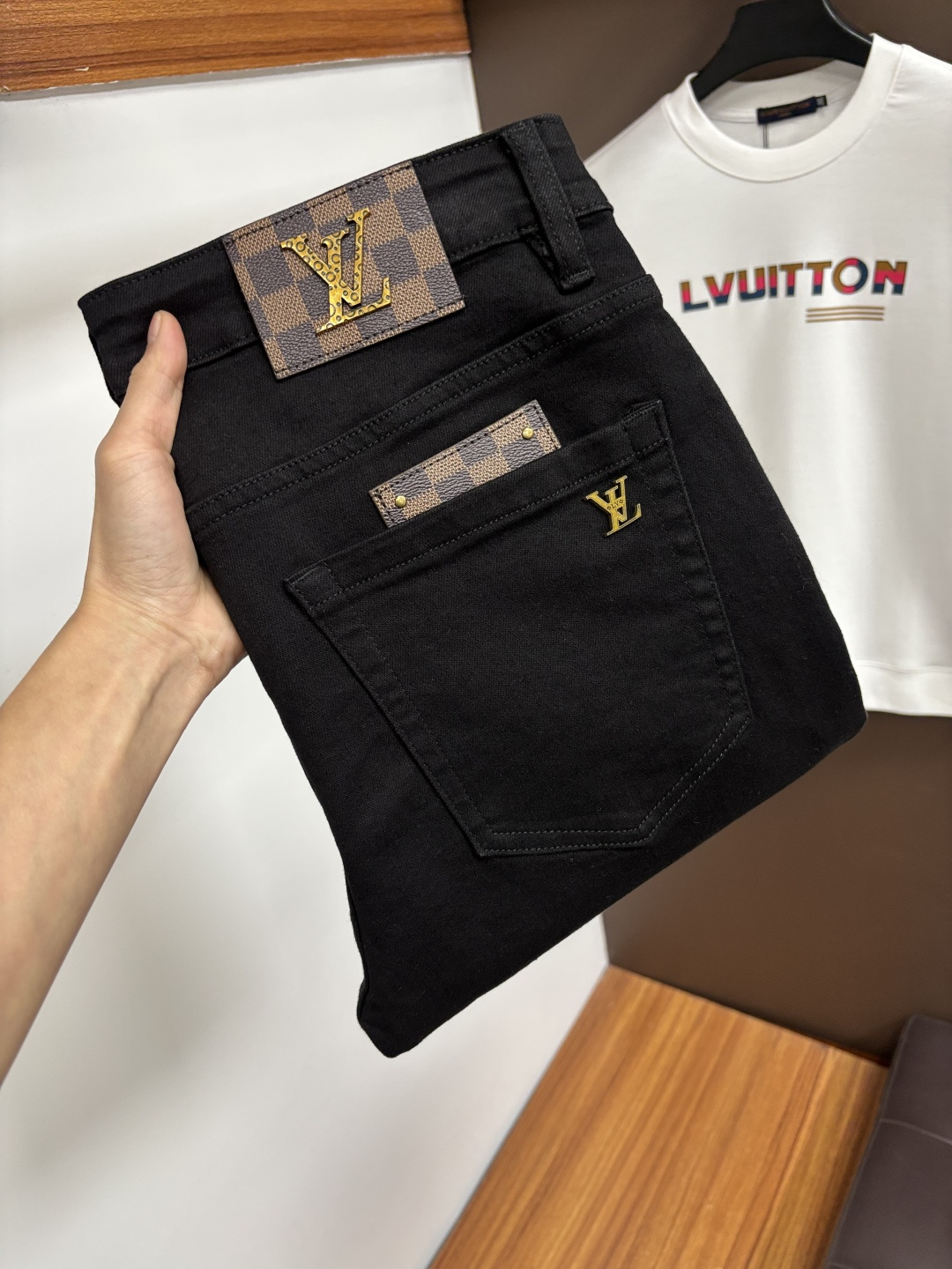 NO:685466,LV’s latest 2025 winter jeans are stress-free in and out of the store. Best-selling models in the counter. Taste and value are shared. Very comfortable to wear. Low-key yet luxurious. Very classy to wear. Needless to say the trousers style and cut. The upper body is exquisite and vivid. Real first-class top quality materials. Really palace-level casual pants, using Turkish cotton. The most famous denim is produced. The quality is outstanding. After heavy washing, the pants are very soft. The straight-leg version is not picky.  The upper body is absolutely stylish. BG15 is extremely luxurious!  Size 29-38,,louis vuitton,jeans,19860909LV 2025年冬季最新品牛仔裤出入专卖店无压力 专柜热销款 品味与价值共享 身穿着非常舒适 低调不失奢华 穿出去非常有档次,裤型款式和裁剪亦无需多言 上身精致跃然.真正一等一顶级质料 真正殿堂级的休闲裤,选用土耳其的棉花 生产出最有名的单宁布 品质卓然 经过重水洗使得裤子很柔软 直脚的版型 不挑人 上身绝对的有型 BG15 极度奢华！尺码29-38,,louis vuitton,jeans,,Men's clothing