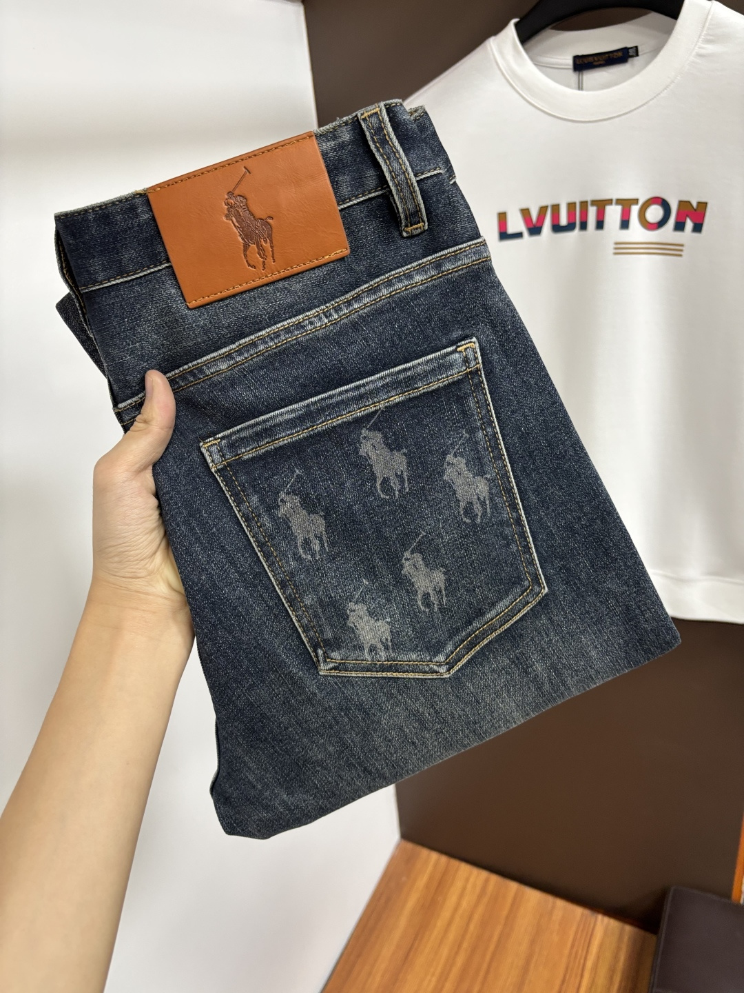 NO:685472,Paul's 2025 winter latest jeans are stress-free when entering and leaving the store. Best-selling models in the counter. Taste and value are shared. Very comfortable to wear. Low-key yet luxurious. Very classy to wear. Needless to say the trousers style and cut. The upper body is exquisite and vivid. Really first-class top quality. Really top-level casual pants, using Turkish cotton. The most famous denim is produced. The quality is outstanding. After heavy washing, the pants are very soft. The straight-leg version is not picky.  The upper body is absolutely stylish. BG15 is extremely luxurious!  Size 29-38,,jeans,19860909保罗 2025年冬季最新品牛仔裤出入专卖店无压力 专柜热销款 品味与价值共享 身穿着非常舒适 低调不失奢华 穿出去非常有档次,裤型款式和裁剪亦无需多言 上身精致跃然.真正一等一顶级质料 真正殿堂级的休闲裤,选用土耳其的棉花 生产出最有名的单宁布 品质卓然 经过重水洗使得裤子很柔软 直脚的版型 不挑人 上身绝对的有型 BG15 极度奢华！尺码29-38,,jeans,,Men's clothing