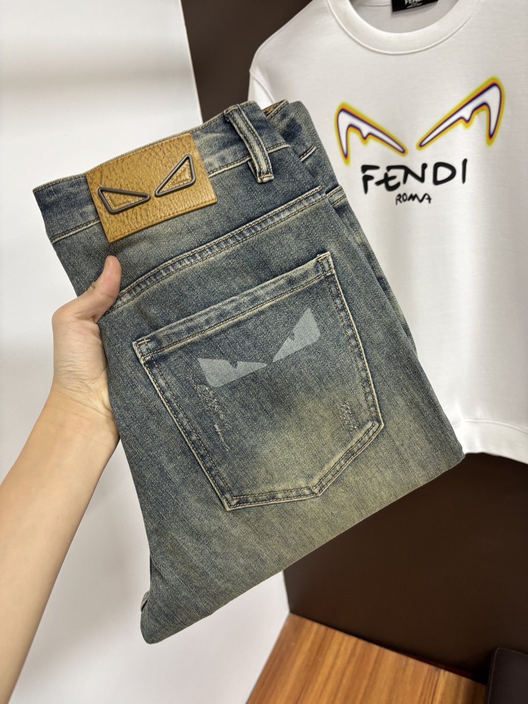 NO:685406,Fendi's latest 2025 winter jeans are stress-free when entering and leaving the store. Best-selling models in the counter. Taste and value are shared. Very comfortable to wear. Low-key yet luxurious. Very classy to wear. Needless to say the trousers style and cut. The upper body is exquisite and vivid. Really first-class and top-quality materials. Really palace-level casual pants, using Turkish cotton to produce the most famous denim. Excellent quality. Heavy washing makes the pants very soft. Straight-leg version.  Don't be picky, the upper body is absolutely stylish. BG15 is extremely luxurious!  Size 29-38,,fendi,jeans,19860909芬迪 2025年冬季最新品牛仔裤出入专卖店无压力 专柜热销款 品味与价值共享 身穿着非常舒适 低调不失奢华 穿出去非常有档次,裤型款式和裁剪亦无需多言 上身精致跃然.真正一等一顶级质料 真正殿堂级的休闲裤,选用土耳其的棉花 生产出最有名的单宁布 品质卓然 经过重水洗使得裤子很柔软 直脚的版型 不挑人 上身绝对的有型 BG15 极度奢华！尺码29-38,,fendi,jeans,,Men's clothing