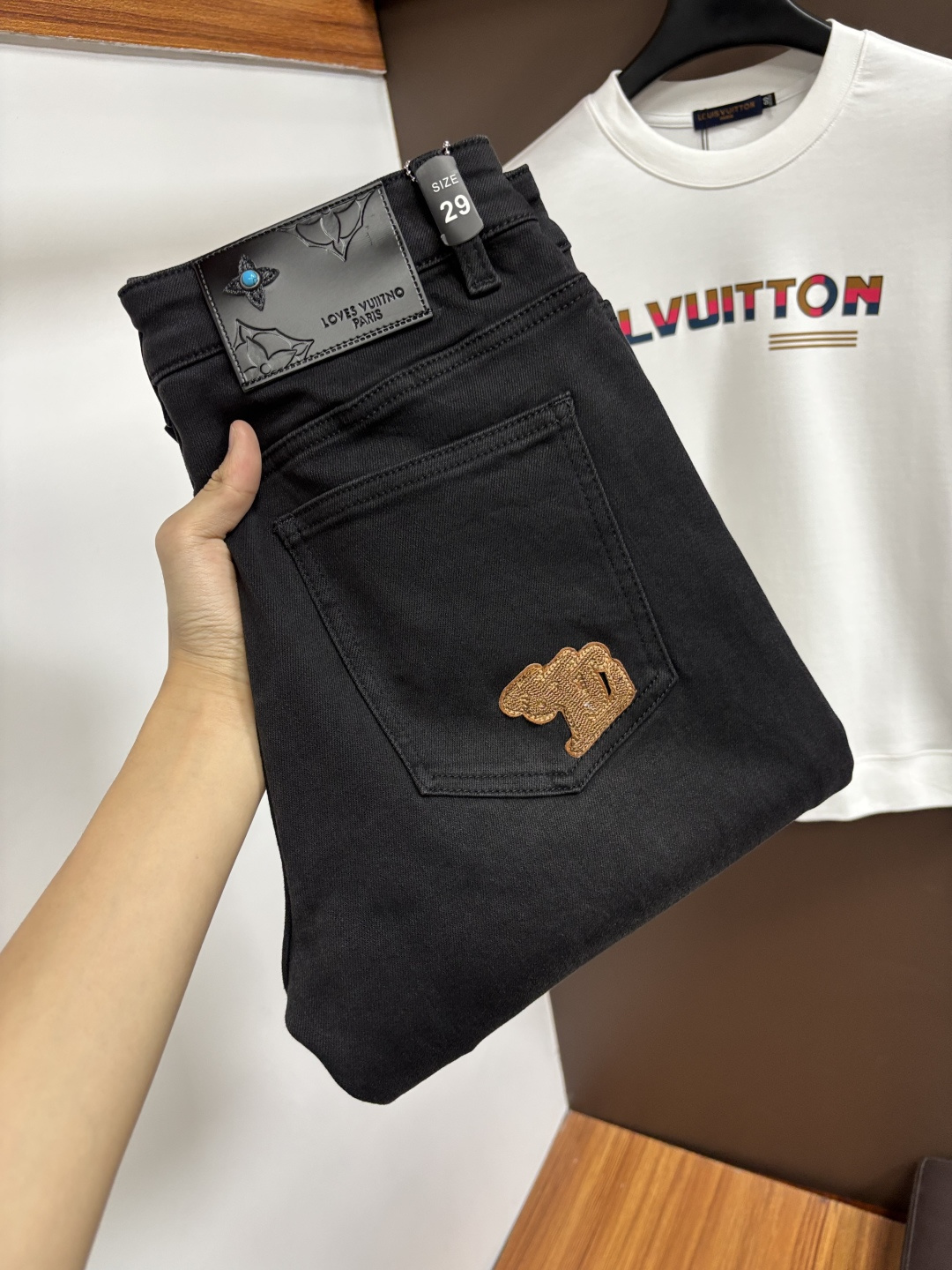 NO:683722,LV's latest 2025 autumn jeans are stress-free in and out of the store. Best-selling models in the counter. Taste and value are shared. Very comfortable to wear. Low-key yet luxurious. Very classy to wear. Needless to say the trousers style and cut. The upper body is exquisite and vivid. Real first-class top quality. Really top-level casual pants, using Turkish cotton. The most famous denim is produced. The quality is outstanding. After heavy washing, the pants are very soft. The straight-leg version is not picky.  The upper body is absolutely stylish QD25 is extremely luxurious!  Size 29-38,,louis vuitton,jeans,19860909LV 2025年秋季最新品牛仔裤出入专卖店无压力 专柜热销款 品味与价值共享 身穿着非常舒适 低调不失奢华 穿出去非常有档次,裤型款式和裁剪亦无需多言 上身精致跃然.真正一等一顶级质料 真正殿堂级的休闲裤,选用土耳其的棉花 生产出最有名的单宁布 品质卓然 经过重水洗使得裤子很柔软 直脚的版型 不挑人 上身绝对的有型 QD25 极度奢华！尺码29-38,,louis vuitton,jeans,,Men's clothing