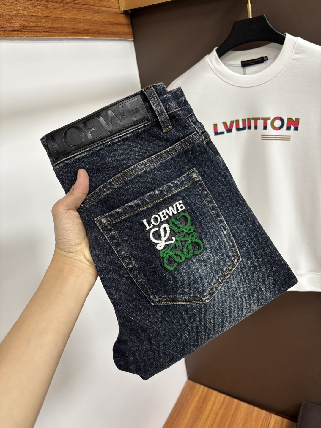 NO:683725,Loewe's 2025 autumn latest jeans are stress-free in the store. Best-selling models in the counter. Taste and value are shared. Very comfortable to wear. Low-key yet luxurious. Very classy to wear. Needless to say the trousers style and cut. The upper body is exquisite and vivid. Real first-class top quality. Really palace-level casual pants, using Turkish cotton to produce the most famous denim. Excellent quality. Heavy washing makes the pants very soft. Straight-leg version.  Don't be picky, the upper body is absolutely stylish QD25 is extremely luxurious!  Size 29-38,,loewe,jeans,19860909罗意威 2025年秋季最新品牛仔裤出入专卖店无压力 专柜热销款 品味与价值共享 身穿着非常舒适 低调不失奢华 穿出去非常有档次,裤型款式和裁剪亦无需多言 上身精致跃然.真正一等一顶级质料 真正殿堂级的休闲裤,选用土耳其的棉花 生产出最有名的单宁布 品质卓然 经过重水洗使得裤子很柔软 直脚的版型 不挑人 上身绝对的有型 QD25 极度奢华！尺码29-38,,loewe,jeans,,Men's clothing