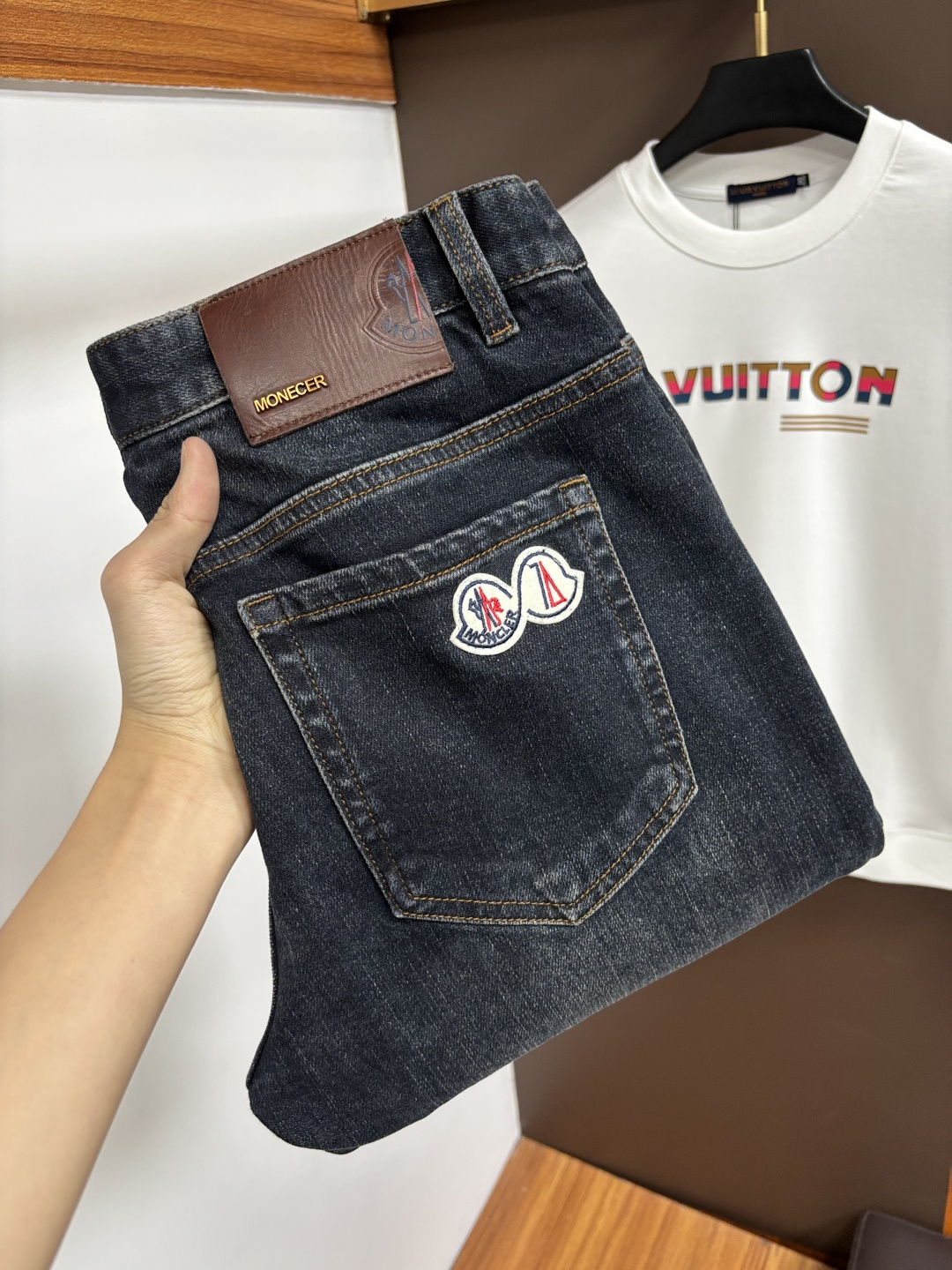 NO:683730,Mengkou 2025 autumn latest jeans, no pressure to go in and out of the store. Best-selling models in the counter. Shared taste and value. Very comfortable to wear. Low-key yet luxurious. Very classy to wear. Needless to say the trousers style and cut. The upper body is exquisite and vivid. Real first-class top quality. Really palace-level casual pants, using Turkish cotton. The most famous denim is produced. The quality is outstanding. After heavy washing, the pants are very soft. Straight-leg version.  Don't be picky, the upper body is absolutely stylish QD25 is extremely luxurious!  Size 29-38,,Moncler,jeans,19860909蒙口 2025年秋季最新品牛仔裤出入专卖店无压力 专柜热销款 品味与价值共享 身穿着非常舒适 低调不失奢华 穿出去非常有档次,裤型款式和裁剪亦无需多言 上身精致跃然.真正一等一顶级质料 真正殿堂级的休闲裤,选用土耳其的棉花 生产出最有名的单宁布 品质卓然 经过重水洗使得裤子很柔软 直脚的版型 不挑人 上身绝对的有型 QD25 极度奢华！尺码29-38,,Moncler,jeans,,Men's clothing