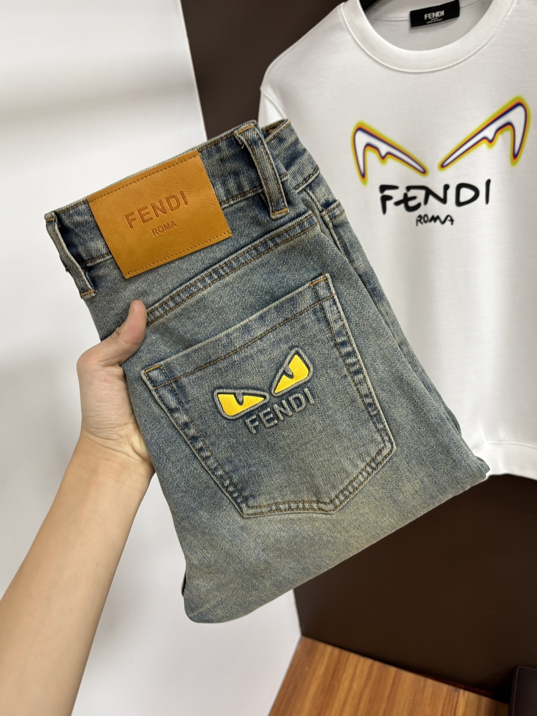NO:683737,Fendi's latest 2025 winter jeans are stress-free when entering and leaving the store. Best-selling models in the counter. Taste and value are shared. Very comfortable to wear. Low-key yet luxurious. Very classy to wear. Needless to say the trousers style and cut. The upper body is exquisite and vivid. Really first-class and top-quality materials. Really palace-level casual pants, using Turkish cotton to produce the most famous denim. Excellent quality. Heavy washing makes the pants very soft. Straight-leg version.  Don't be picky, the upper body is absolutely stylish. BG15 is extremely luxurious!  Size 29-38,,fendi,jeans,19860909芬迪 2025年冬季最新品牛仔裤出入专卖店无压力 专柜热销款 品味与价值共享 身穿着非常舒适 低调不失奢华 穿出去非常有档次,裤型款式和裁剪亦无需多言 上身精致跃然.真正一等一顶级质料 真正殿堂级的休闲裤,选用土耳其的棉花 生产出最有名的单宁布 品质卓然 经过重水洗使得裤子很柔软 直脚的版型 不挑人 上身绝对的有型 BG15 极度奢华！尺码29-38,,fendi,jeans,,Men's clothing