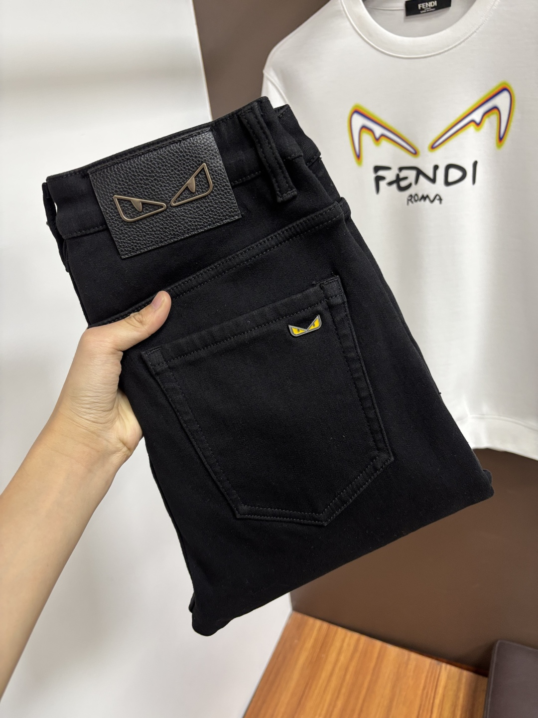 NO:683741,Fendi fleece style 2025 winter latest jeans, no pressure to go in and out of the store. Best-selling models in the counter. Shared taste and value. Very comfortable to wear. Low-key yet luxurious. Very classy to wear. Needless to say the trousers style and cut. The upper body is exquisite and vivid. Real first-class top quality materials. Really palace-level casual pants, using Turkish cotton to produce the most famous denim. The quality is outstanding. After heavy washing, the pants are very soft.  The straight-leg version is not picky and the upper body is absolutely stylish. BG15 is extremely luxurious!  Size 29-38,,fendi,jeans,19860909芬迪 加绒款 2025年冬季最新品牛仔裤出入专卖店无压力 专柜热销款 品味与价值共享 身穿着非常舒适 低调不失奢华 穿出去非常有档次,裤型款式和裁剪亦无需多言 上身精致跃然.真正一等一顶级质料 真正殿堂级的休闲裤,选用土耳其的棉花 生产出最有名的单宁布 品质卓然 经过重水洗使得裤子很柔软 直脚的版型 不挑人 上身绝对的有型 BG15 极度奢华！尺码29-38,,fendi,jeans,,Men's clothing