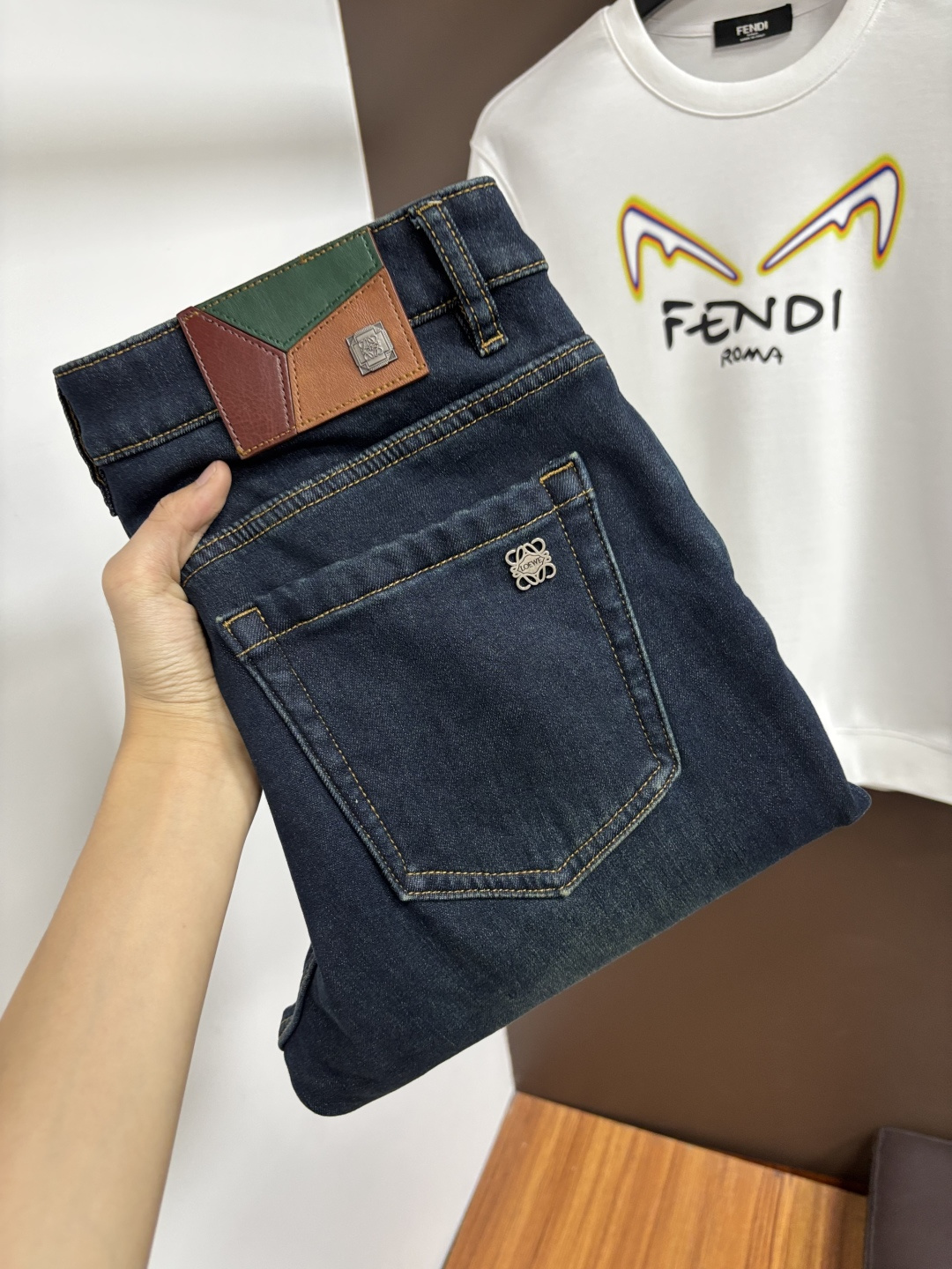 NO:683747,Loewe's fleece style, the latest jeans for winter in 2025, no pressure to go in and out of the store. Best-selling models in the counter. Shared taste and value. Very comfortable to wear. Low-key yet luxurious. Very classy to wear. Needless to say the trousers style and cut. The upper body is exquisite and vivid. Real first-class top quality materials. Really palace-level casual pants, using Turkish cotton to produce the most famous denim. The quality is outstanding. After heavy washing, the pants are very soft.  The straight-leg version is not picky and the upper body is absolutely stylish. BG15 is extremely luxurious!  Size 29-38,,loewe,jeans,19860909罗意威 加绒款 2025年冬季最新品牛仔裤出入专卖店无压力 专柜热销款 品味与价值共享 身穿着非常舒适 低调不失奢华 穿出去非常有档次,裤型款式和裁剪亦无需多言 上身精致跃然.真正一等一顶级质料 真正殿堂级的休闲裤,选用土耳其的棉花 生产出最有名的单宁布 品质卓然 经过重水洗使得裤子很柔软 直脚的版型 不挑人 上身绝对的有型 BG15 极度奢华！尺码29-38,,loewe,jeans,,Men's clothing