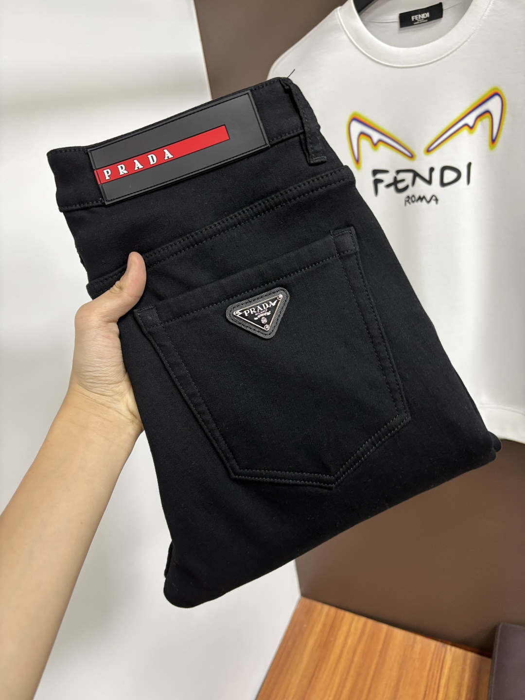 NO:683750,Prada's velvet style, the latest winter jeans of 2025, is stress-free when entering and leaving the store. Best-selling models in the counter. Taste and value are shared. Very comfortable to wear. Low-key yet luxurious. Very classy to wear. Needless to say the trousers style and cut. The upper body is exquisite and vivid. Real first-class top quality materials. Really palace-level casual pants, using Turkish cotton to produce the most famous denim fabric. The quality is outstanding. After heavy washing, the pants are very soft.  The straight-leg version is not picky and the upper body is absolutely stylish. BG15 is extremely luxurious!  Size 29-38,,prada,jeans,19860909普拉达 加绒款 2025年冬季最新品牛仔裤出入专卖店无压力 专柜热销款 品味与价值共享 身穿着非常舒适 低调不失奢华 穿出去非常有档次,裤型款式和裁剪亦无需多言 上身精致跃然.真正一等一顶级质料 真正殿堂级的休闲裤,选用土耳其的棉花 生产出最有名的单宁布 品质卓然 经过重水洗使得裤子很柔软 直脚的版型 不挑人 上身绝对的有型 BG15 极度奢华！尺码29-38,,prada,jeans,,Men's clothing