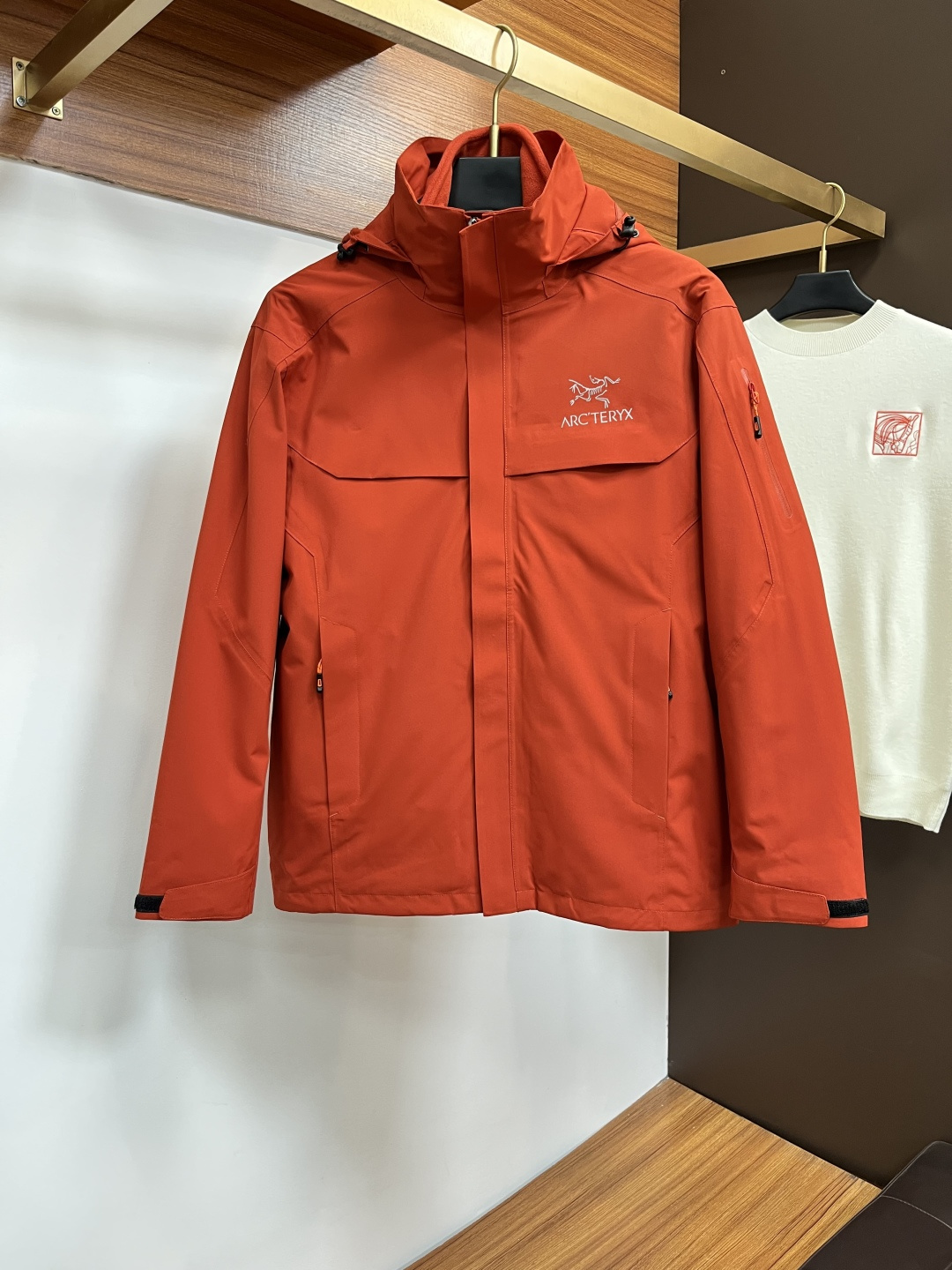 NO:685480,(Three-in-one jacket, extremely cost-effective) ARC’TERYX three-in-one jacket with polar fleece lining!  !  ARC’TERYX SAWYER HOODY windproof two-piece jacket is of incredible quality!  This one doesn’t matter any age group, it looks so good on the body!  A true waterproof and windproof jacket, heavy rain level waterproof, effectively blocking the invasion of wind, frost, rain and snow. One piece is worth 5 pieces. It can easily cope with any weather changes. A real good thing. A very cost-effective one. Of course, it is a real product. If brothers are interested, this model has a TEXAPORE outer layer that is waterproof and breathable, and an inner layer that is warm!  !  It can be worn alone or combined with both to flexibly cope with changing outdoor weather conditions!  !  Suitable for hiking, daily travel and other outdoor sports. Sold at counters + adopts TEXAPORE waterproof and breathable technology, all-round waterproof and breathable fabrics, wear-resistant outer fabric, NANUK200 thermal down liner, providing excellent thermal performance!  Details include the hat's removable hood, adjustable field of view and tightness!  The outer jacket fabric TEXAPORE 2L fabric has water-repellent, windproof functions and good comfort; the reinforced shoulders, sides, inner sleeves and seam zippers can withstand 100,000 times of pulling and closing, and are tight and smooth and can still be used in extremely harsh environments. The cuffs are elastic and can fit the wrist well. They are not only comfortable to wear, but also can effectively prevent the entry of wind and sand. A big hit!  !  Size M-3XL,arc'teryx,jackets & coats,down jacket,hats,19860909（三合一冲锋衣、性价比好到爆） ARC’TERYX始鸟 内胆摇粒绒三合一冲锋衣！！ ARC‘TERYX始祖鸟 SAWYER HOODY 防风 两件套冲锋衣品质好到爆！这款不挑年龄段,上身太好看！真正的防水防风冲锋衣 暴雨级防水 有效阻挡风霜雨雪侵袭一件顶5件 任何天气变化都轻松应对 实实在在的好东西 性价比超高的一款 实在货品自然是没得说 兄弟们有兴趣的话 此款外层TEXAPORE外层防水透气、内层保暖内胆！！可单穿、亦可两者搭配着穿,灵活应对多变的户外天气状况！！适用于远足徒步、日常旅行等多种户外运动.专柜售+采用TEXAPORE防水透气科技、全方位防水透气面料,耐磨的外层面料,NANUK200保暖羽绒内胆、提供优良的保暖性能！细节介绍帽子可拆卸风帽、可调节视野范围和松紧度！外层夹克面料TEXAPORE 2L面料拥有拒水、防风功能和良好的舒适性；加固设计的肩部、两侧、双袖内侧和缝边拉链可经受十万次的拉合,紧密顺滑在极端恶劣的环境下依然能够使用.袖口弹力收缩袖口、能很好的贴合手腕部分、不仅穿着舒服,而且能有效防止风沙的进入、大爆款！！ 尺码M-3XL,arc'teryx,jackets & coats,down jacket,hats,,Men's clothing