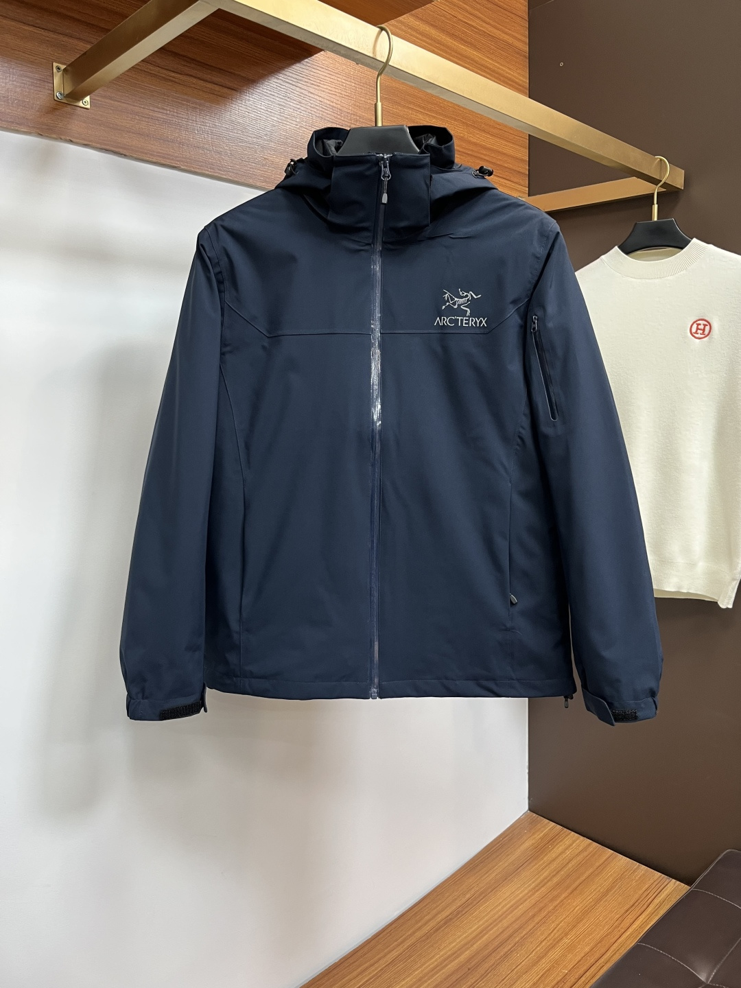 NO:683719,Sizes M-3XL This year’s Niaojiawang three-in-one jacket is here!  One outfit and three outfits!  Lightweight outdoor-grade down jacket with logo on the lining and ceiling-level bird BETA LT series on the outside!  ARC’TERYX BETA LT GORE-TEX Jacket-Men’s Arc’teryx Outdoor Waterproof Hard Shell Jacket Functional Wind Zip Jacket 26844 (Yb four-time lamination process, 3D three-dimensional bionic design of the whole garment with long arms, Tri-Durance waterproof and rainproof fabric, differentiate yourself from the market-leading version, strong operation recommended) - Produced by the factory to follow the order, Purchasing designated version, Original file, original data development version - Original packaging, original label  A full set of accessories is customized, the whole garment has two-way YKK zippers under the arms, all hardware is custom molded, the tag book instructions are analyzed, and it is washed in multiple joints. - This BetaLT jacket has a simple and versatile design, which can provide the performance required in the alpine environment. It is made of bluesign@ certified N40LGORE-TEX fabric with tricot backing, which is light and wear-resistant, windproof, waterproof and breathable, suitable for a variety of activities.  - Helmet compatible StormHood hood protects well without obstructing vision, WaterTight zippers on hand pockets for easy access, underarm zippers for quick ventilation, and spliced design allows for freedom of movement. - Traditional accordion cross reverse entry alpine pockets set high, VISLON center front zipper, adjustable Velcro cuff tabs, Zip-in compatible, ARC TERYX logo embroidered on chest using BEHRINGER machine BETA multi-purpose garments are suitable for a variety of activities and environments.  LT Lightweight High-performance simple design, lightweight and wear-resistant. GORE-TEX waterproof, windproof and breathable fabric can provide multi-faceted protection. -BRTA LT jacket is also the star product of Arc’teryx. It has always performed well in harsh mountain environments and is now more powerful and lighter.,,jil sanderarc'teryx,jackets & coats,down jacket,hats,19860909尺码M-3XL 今年鸟家王炸款三合一冲锋衣来了！一衣三穿！内胆带logo轻薄户外级羽绒服 外层是天花板级别鸟BETA LT 系列！ARC‘TERYX BETA LT GORE-TEX Jacket-Men‘s始祖鸟户外防水硬壳冲锋衣机能风拉链夹克26844（Yb四次压胶工艺 整衣3D立体仿生学设计衣长臂弯, Tri-Durance防水防雨面料 ,自行区别市面先行版本 强力操作推荐入手） -代工厂跟单出品 代购指定版本 原档案原数据开发版型 -原包装原标 全套辅料定制,整衣 腋下YKK双向拉链,五金全部开模定制,吊牌书说明解析 ,多联水洗. -这款BetaLT夹克设计简洁而通用,可提供高山环境所需的性能.采用bluesign@认证的采用带经编背衬N40LGORE-TEX面料,轻薄而耐磨,防风、防水且透气,适合多种活动穿着. -头盔兼容StormHood兜帽防护良好且不影响视线,插手口袋设有WaterTight拉链,便于取放物品,腋下拉链便于快速通风,拼接设计使活动自如. -传统风琴交叉反向进入高山口袋设置在高位,VISLON中央正面拉链,可调节Velcro袖口魔术贴标签,兼容Zip-in,在胸前采用百灵达机器绣上了ARC TERYX徽标 BETA多用途服装适用于多种活动和环境. LT 轻量 高性能的简约设计,轻量而耐磨. GORE-TEX防水、防风、透气面料可提供多面防护. -BRTA LT夹克同是Arc’teryx的明星产品,一直在高山恶劣环境中表现突出,现在功能更强大,重量更轻.,,jil sanderarc'teryx,jackets & coats,down jacket,hats,,Men's clothing