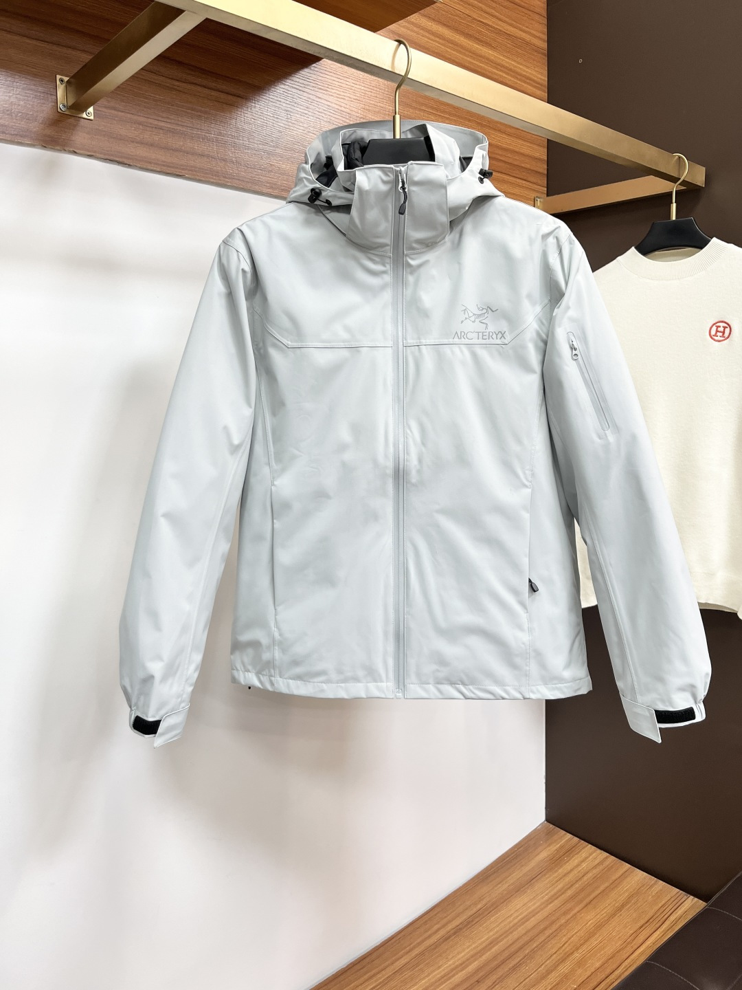 NO:685482,Sizes M-3XL This year’s Niaojiawang three-in-one jacket is here!  One outfit and three outfits!  Lightweight outdoor-grade down jacket with logo on the lining and ceiling-level bird BETA LT series on the outside!  ARC’TERYX BETA LT GORE-TEX Jacket-Men’s Arc’teryx Outdoor Waterproof Hard Shell Jacket Functional Wind Zip Jacket 26844 (Yb four-time lamination process, 3D three-dimensional bionic design of the whole garment with long arms, Tri-Durance waterproof and rainproof fabric, differentiate yourself from the market-leading version, strong operation recommended) - Produced by the factory to follow the order, Purchasing designated version, Original file, original data development version - Original packaging, original label  A full set of accessories is customized, the whole garment has two-way YKK zippers under the arms, all hardware is custom molded, the tag book instructions are analyzed, and it is washed in multiple joints. - This BetaLT jacket has a simple and versatile design, which can provide the performance required in the alpine environment. It is made of bluesign@ certified N40LGORE-TEX fabric with tricot backing, which is light and wear-resistant, windproof, waterproof and breathable, suitable for a variety of activities.  - Helmet compatible StormHood hood protects well without obstructing vision, WaterTight zippers on hand pockets for easy access, underarm zippers for quick ventilation, and spliced design allows for freedom of movement. - Traditional accordion cross reverse entry alpine pockets set high, VISLON center front zipper, adjustable Velcro cuff tabs, Zip-in compatible, ARC TERYX logo embroidered on chest using BEHRINGER machine BETA multi-purpose garments are suitable for a variety of activities and environments.  LT Lightweight High-performance simple design, lightweight and wear-resistant. GORE-TEX waterproof, windproof and breathable fabric can provide multi-faceted protection. -BRTA LT jacket is also the star product of Arc’teryx. It has always performed well in harsh mountain environments and is now more powerful and lighter.,,jil sanderarc'teryx,jackets & coats,down jacket,hats,19860909尺码M-3XL 今年鸟家王炸款三合一冲锋衣来了！一衣三穿！内胆带logo轻薄户外级羽绒服 外层是天花板级别鸟BETA LT 系列！ARC‘TERYX BETA LT GORE-TEX Jacket-Men‘s始祖鸟户外防水硬壳冲锋衣机能风拉链夹克26844（Yb四次压胶工艺 整衣3D立体仿生学设计衣长臂弯, Tri-Durance防水防雨面料 ,自行区别市面先行版本 强力操作推荐入手） -代工厂跟单出品 代购指定版本 原档案原数据开发版型 -原包装原标 全套辅料定制,整衣 腋下YKK双向拉链,五金全部开模定制,吊牌书说明解析 ,多联水洗. -这款BetaLT夹克设计简洁而通用,可提供高山环境所需的性能.采用bluesign@认证的采用带经编背衬N40LGORE-TEX面料,轻薄而耐磨,防风、防水且透气,适合多种活动穿着. -头盔兼容StormHood兜帽防护良好且不影响视线,插手口袋设有WaterTight拉链,便于取放物品,腋下拉链便于快速通风,拼接设计使活动自如. -传统风琴交叉反向进入高山口袋设置在高位,VISLON中央正面拉链,可调节Velcro袖口魔术贴标签,兼容Zip-in,在胸前采用百灵达机器绣上了ARC TERYX徽标 BETA多用途服装适用于多种活动和环境. LT 轻量 高性能的简约设计,轻量而耐磨. GORE-TEX防水、防风、透气面料可提供多面防护. -BRTA LT夹克同是Arc’teryx的明星产品,一直在高山恶劣环境中表现突出,现在功能更强大,重量更轻.,,jil sanderarc'teryx,jackets & coats,down jacket,hats,,Men's clothing