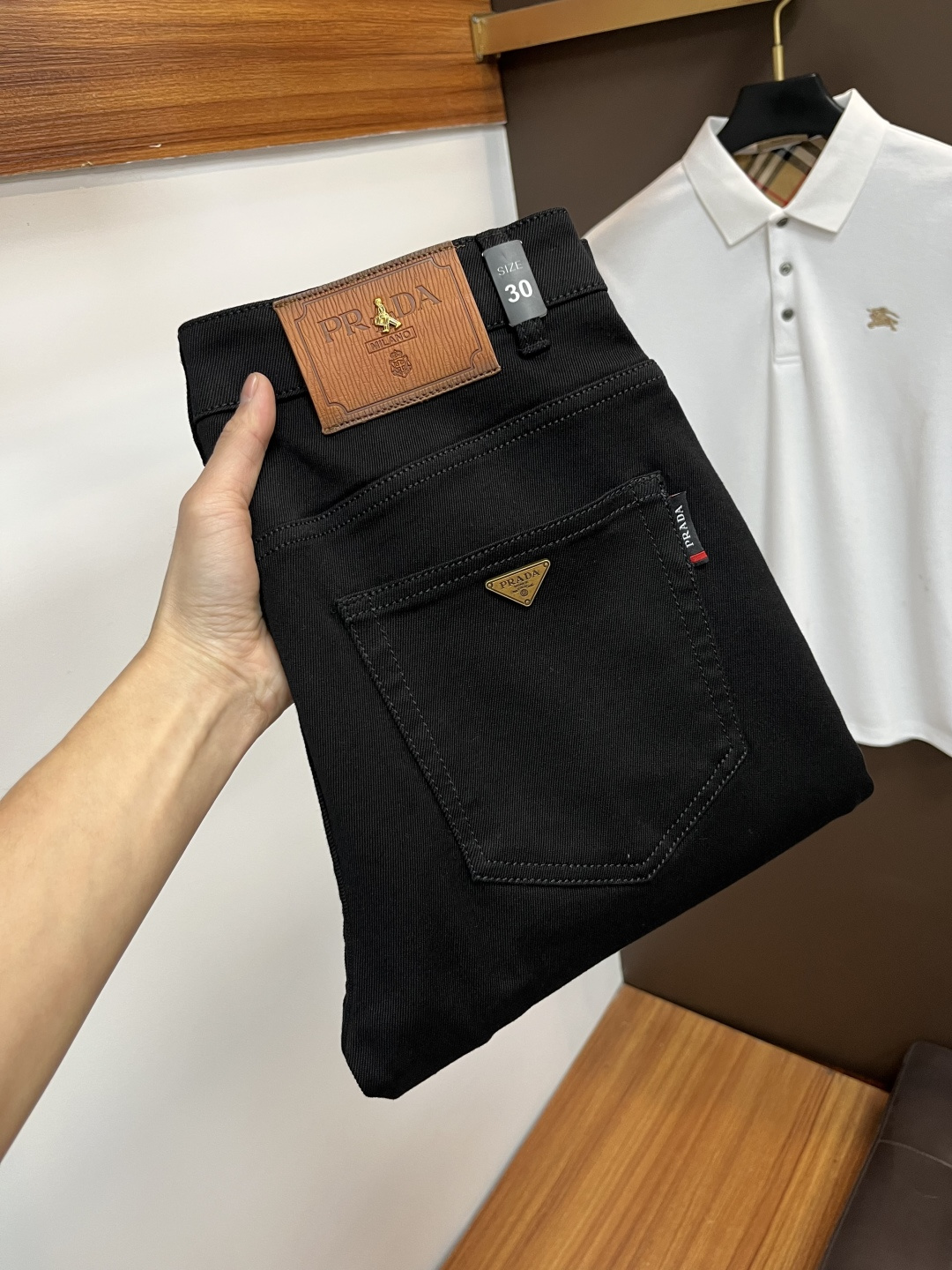 NO:685491,Prada's latest 2025 autumn jeans are stress-free in the store. Best-selling models in the counter. Taste and value are shared. Very comfortable to wear. Low-key yet luxurious. Very classy to wear. Needless to say the trousers style and cut. The upper body is exquisite and vivid. Real first-class top quality materials. Really palace-level casual pants, using Turkish cotton to produce the most famous denim. Excellent quality. Heavy washing makes the pants very soft. Straight-footed version.  Don't be picky, the upper body is absolutely stylish QD25 is extremely luxurious!  Size 29-38,,prada,jeans,19860909普拉达 2025年秋季最新品牛仔裤出入专卖店无压力 专柜热销款 品味与价值共享 身穿着非常舒适 低调不失奢华 穿出去非常有档次,裤型款式和裁剪亦无需多言 上身精致跃然.真正一等一顶级质料 真正殿堂级的休闲裤,选用土耳其的棉花 生产出最有名的单宁布 品质卓然 经过重水洗使得裤子很柔软 直脚的版型 不挑人 上身绝对的有型 QD25 极度奢华！尺码29-38,,prada,jeans,,Men's clothing