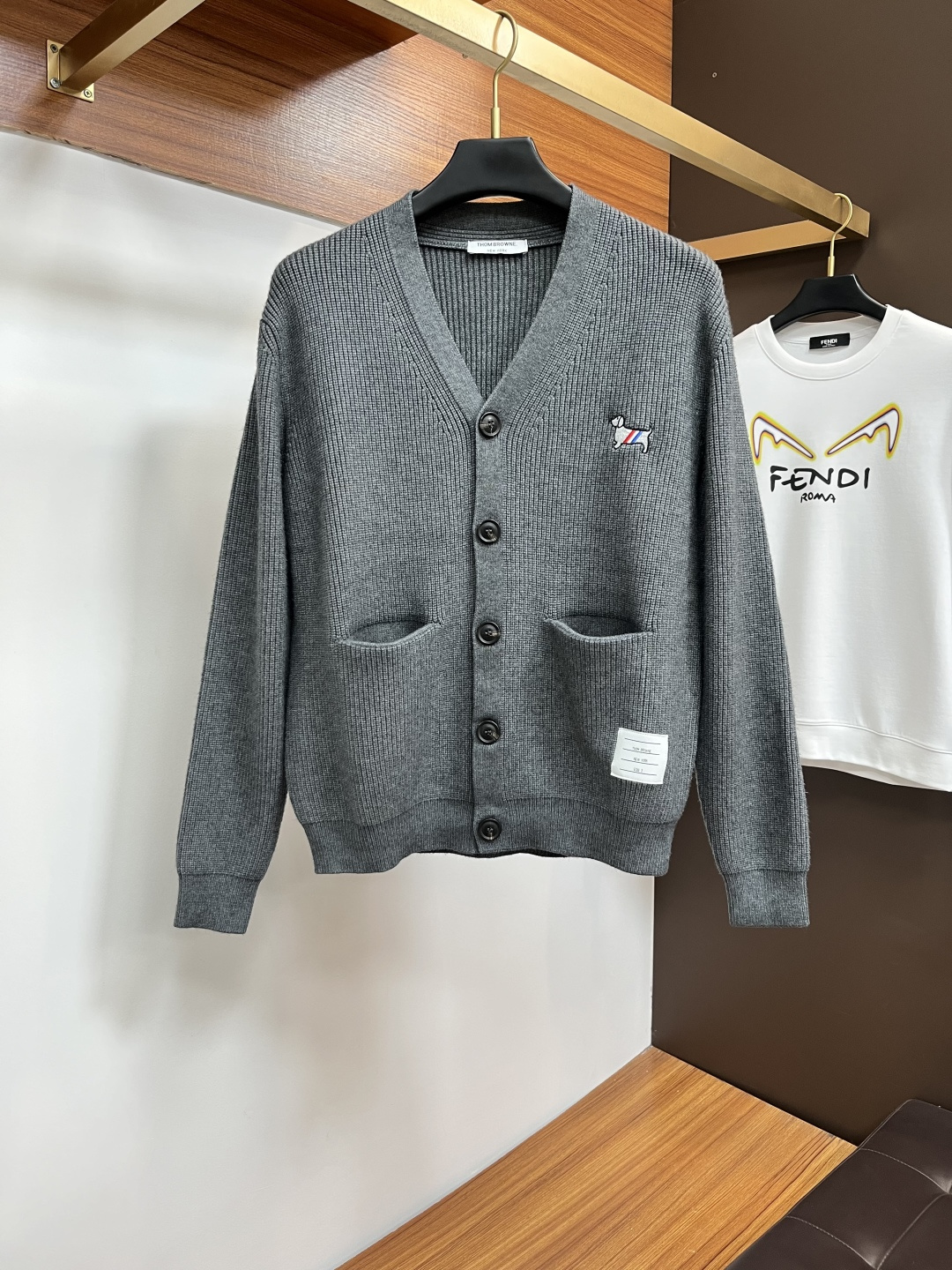 NO:685454,TB  The new 2025 autumn and winter men's wool sweaters are hot-selling items on sale at the counter. Every major fashion buyer and star has a versatile item. Simple and fashionable, it looks good, and the upper body is full of gentleman style. The entire sweater is not only exquisite in texture, but also finely crafted and evenly routed.  Uniform and tidy. The overall beautiful appearance ensures that the silhouette of the clothes is not easily deformed. The customized wool fabric is neither very loose nor very tight, and has very good recovery properties. A fashion item that is both cold-resistant and fashionable in autumn and winter. M-3XL,,sweaters,19860909TB 2025秋冬新款男士羊毛针织衫,专柜在售爆款单品,各大时尚买手明星人手一件的百搭单品.简单时尚甚是好看,上身绅士范十足.整件毛衣不单纹理工艺精美,走线更是精工细作均匀整齐.整体美观大方保证了衣服的廓形不易变形.定制羊毛面料,既不会很宽松也不会很紧绷,恢复性非常好.秋冬御寒与时尚兼备的一款时装单品.M-3XL,,sweaters,,Men's clothing