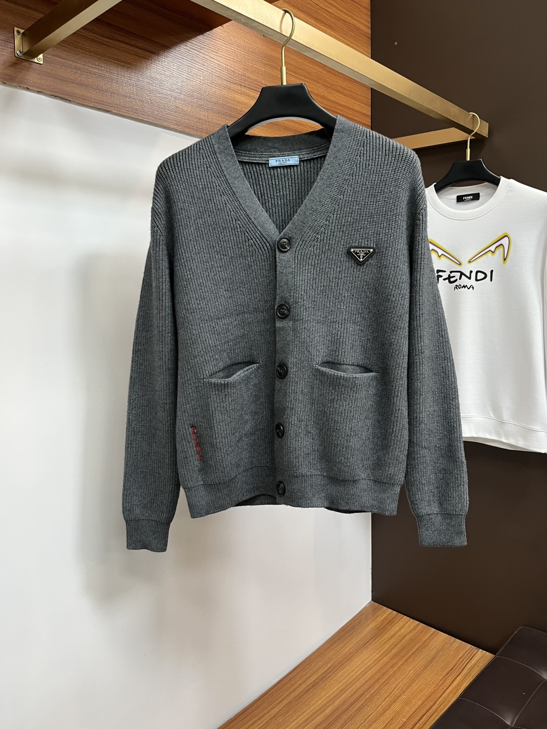 NO:685456,Prada  The new 2025 autumn and winter men's wool sweaters are hot-selling items on sale at the counter. Every major fashion buyer and star has a versatile item. Simple and fashionable, it looks good, and the upper body is full of gentleman's style. The entire sweater is not only exquisite in texture, but also the wiring is even and neat.  .The overall beautiful appearance ensures that the silhouette of the clothes is not easily deformed. The customized wool fabric is neither very loose nor very tight, and has very good recovery properties. A fashion item that is both cold-resistant and fashionable in autumn and winter. M-3XL,, prada, sweaters,19860909普拉达 2025秋冬新款男士羊毛针织衫,专柜在售爆款单品,各大时尚买手明星人手一件的百搭单品.简单时尚甚是好看,上身绅士范十足.整件毛衣不单纹理工艺精美,走线更是精工细作均匀整齐.整体美观大方保证了衣服的廓形不易变形.定制羊毛面料,既不会很宽松也不会很紧绷,恢复性非常好.秋冬御寒与时尚兼备的一款时装单品.M-3XL,,prada,sweaters,,Men's clothing