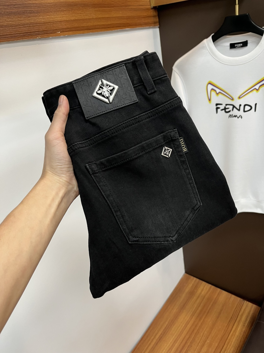 NO:691022,Dior's latest 2025 autumn jeans are stress-free in the store. Best-selling models in the counter. Shared taste and value. Very comfortable to wear. Low-key yet luxurious. Very classy to wear. Needless to say the trousers style and cut. The upper body is exquisite and vivid. Really first-class and top-quality materials. Really palace-level casual pants, using Turkish cotton to produce the most famous denim. Excellent quality. After heavy washing, the pants are very soft. Straight-leg version.  Don't be picky, the upper body is absolutely stylish QD25 is extremely luxurious!  Size 29-38,,dior,jeans,19860909迪奥 2025年秋季最新品牛仔裤出入专卖店无压力 专柜热销款 品味与价值共享 身穿着非常舒适 低调不失奢华 穿出去非常有档次,裤型款式和裁剪亦无需多言 上身精致跃然.真正一等一顶级质料 真正殿堂级的休闲裤,选用土耳其的棉花 生产出最有名的单宁布 品质卓然 经过重水洗使得裤子很柔软 直脚的版型 不挑人 上身绝对的有型 QD25 极度奢华！尺码29-38,,dior,jeans,,Men's clothing