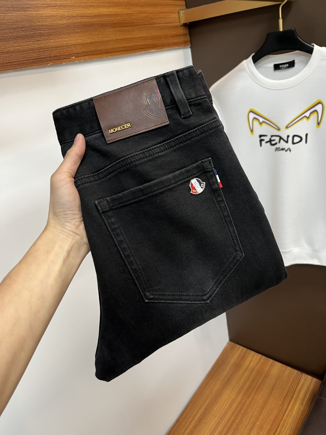 NO:691024,Mengkou 2025 autumn latest jeans, no pressure to go in and out of the store. Best-selling models in the counter. Shared taste and value. Very comfortable to wear. Low-key yet luxurious. Very classy to wear. Needless to say the trousers style and cut. The upper body is exquisite and vivid. Real first-class top quality. Really palace-level casual pants, using Turkish cotton. The most famous denim is produced. The quality is outstanding. After heavy washing, the pants are very soft. Straight-leg version.  Don't be picky, the upper body is absolutely stylish QD25 is extremely luxurious!  Size 29-38,,Moncler,jeans,19860909蒙口 2025年秋季最新品牛仔裤出入专卖店无压力 专柜热销款 品味与价值共享 身穿着非常舒适 低调不失奢华 穿出去非常有档次,裤型款式和裁剪亦无需多言 上身精致跃然.真正一等一顶级质料 真正殿堂级的休闲裤,选用土耳其的棉花 生产出最有名的单宁布 品质卓然 经过重水洗使得裤子很柔软 直脚的版型 不挑人 上身绝对的有型 QD25 极度奢华！尺码29-38,,Moncler,jeans,,Men's clothing