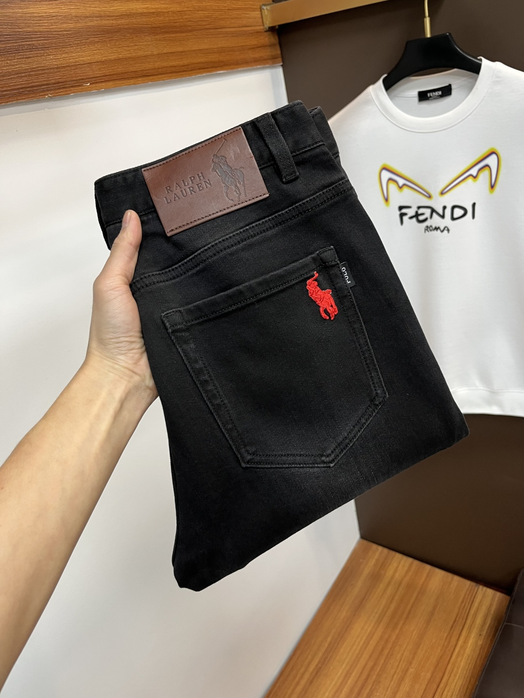 NO:691026,Paul's 2025 autumn latest jeans are stress-free when entering and leaving the store. Best-selling models in the counter. Taste and value are shared. Very comfortable to wear. Low-key yet luxurious. Very classy to wear. Needless to say the trousers style and cut. The upper body is exquisite and vivid. Real first-class top quality. Really top-level casual pants, using Turkish cotton. The most famous denim is produced. The quality is outstanding. After heavy washing, the pants are very soft. The straight-leg version is not picky.  The upper body is absolutely stylish QD25 is extremely luxurious!  Size 29-38,,jeans,19860909保罗 2025年秋季最新品牛仔裤出入专卖店无压力 专柜热销款 品味与价值共享 身穿着非常舒适 低调不失奢华 穿出去非常有档次,裤型款式和裁剪亦无需多言 上身精致跃然.真正一等一顶级质料 真正殿堂级的休闲裤,选用土耳其的棉花 生产出最有名的单宁布 品质卓然 经过重水洗使得裤子很柔软 直脚的版型 不挑人 上身绝对的有型 QD25 极度奢华！尺码29-38,,jeans,,Men's clothing