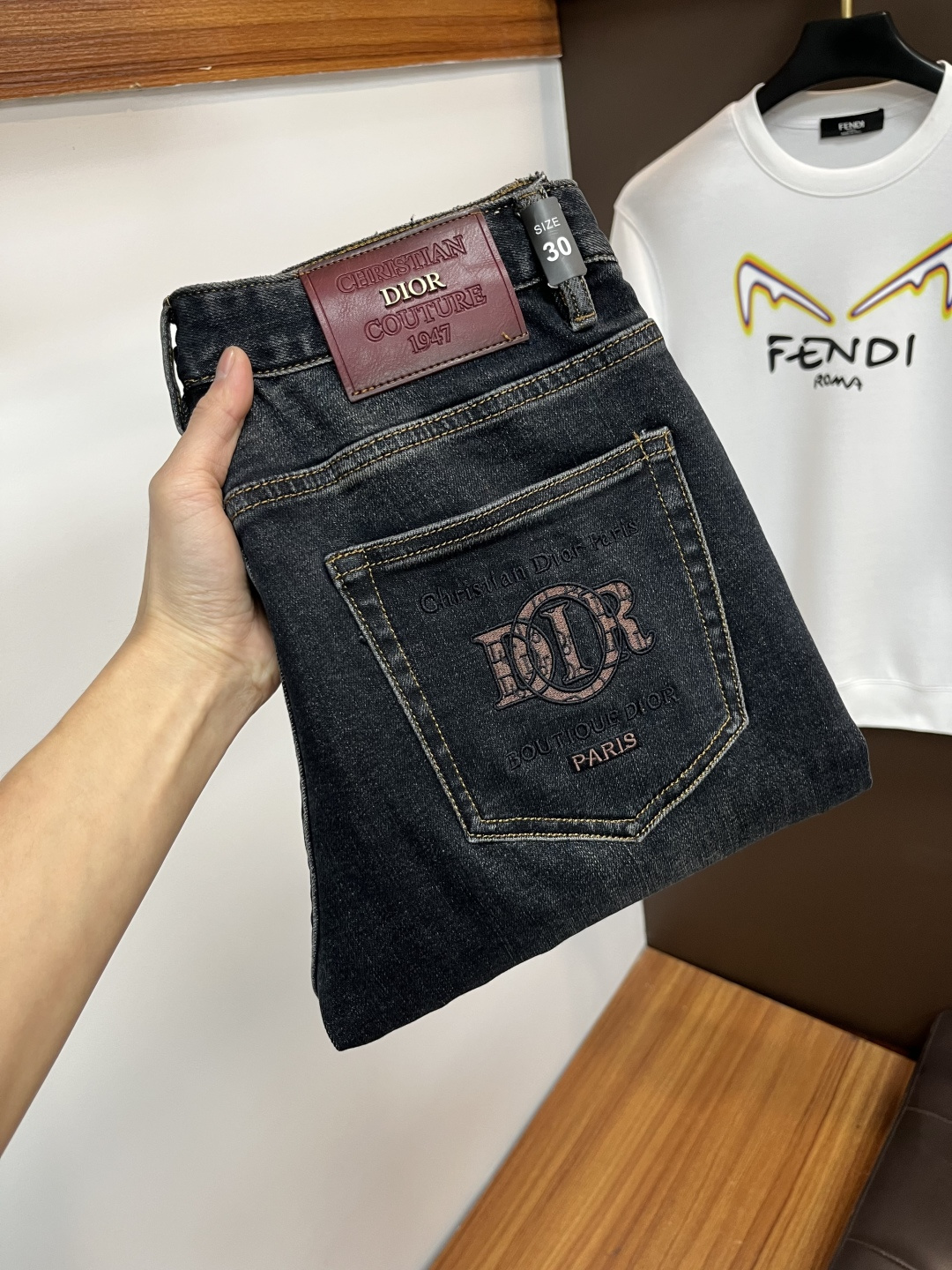 NO:691027,Dior's latest 2025 autumn jeans are stress-free in the store. Best-selling models in the counter. Shared taste and value. Very comfortable to wear. Low-key yet luxurious. Very classy to wear. Needless to say the trousers style and cut. The upper body is exquisite and vivid. Really first-class and top-quality materials. Really palace-level casual pants, using Turkish cotton to produce the most famous denim. Excellent quality. After heavy washing, the pants are very soft. Straight-leg version.  Don't be picky, the upper body is absolutely stylish QD25 is extremely luxurious!  Size 29-38,,dior,jeans,19860909迪奥 2025年秋季最新品牛仔裤出入专卖店无压力 专柜热销款 品味与价值共享 身穿着非常舒适 低调不失奢华 穿出去非常有档次,裤型款式和裁剪亦无需多言 上身精致跃然.真正一等一顶级质料 真正殿堂级的休闲裤,选用土耳其的棉花 生产出最有名的单宁布 品质卓然 经过重水洗使得裤子很柔软 直脚的版型 不挑人 上身绝对的有型 QD25 极度奢华！尺码29-38,,dior,jeans,,Men's clothing