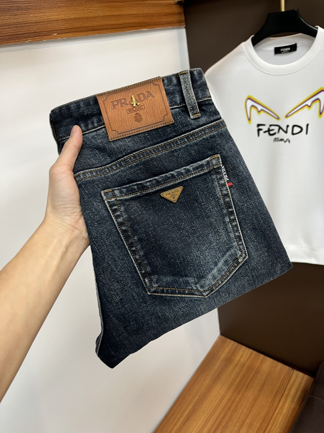 NO:691030,Prada's latest 2025 autumn jeans are stress-free in the store. Best-selling models in the counter. Shared taste and value. Very comfortable to wear. Low-key yet luxurious. Very classy to wear. Needless to say the trousers style and cut. The upper body is exquisite and vivid. Real first-class top quality materials. Really palace-level casual pants, using Turkish cotton to produce the most famous denim. Excellent quality. Heavy washing makes the pants very soft. Straight-leg version.  Don't be picky, the upper body is absolutely stylish QD25 is extremely luxurious!  Size 29-38,,prada,jeans,19860909普拉达 2025年秋季最新品牛仔裤出入专卖店无压力 专柜热销款 品味与价值共享 身穿着非常舒适 低调不失奢华 穿出去非常有档次,裤型款式和裁剪亦无需多言 上身精致跃然.真正一等一顶级质料 真正殿堂级的休闲裤,选用土耳其的棉花 生产出最有名的单宁布 品质卓然 经过重水洗使得裤子很柔软 直脚的版型 不挑人 上身绝对的有型 QD25 极度奢华！尺码29-38,,prada,jeans,,Men's clothing