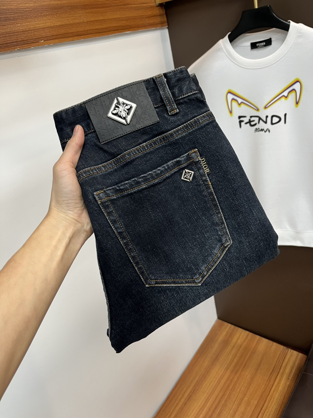 NO:691033,Dior's latest 2025 autumn jeans are stress-free in the store. Best-selling models in the counter. Shared taste and value. Very comfortable to wear. Low-key yet luxurious. Very classy to wear. Needless to say the trousers style and cut. The upper body is exquisite and vivid. Really first-class and top-quality materials. Really palace-level casual pants, using Turkish cotton to produce the most famous denim. Excellent quality. After heavy washing, the pants are very soft. Straight-leg version.  Don't be picky, the upper body is absolutely stylish QD25 is extremely luxurious!  Size 29-38,,dior,jeans,19860909迪奥 2025年秋季最新品牛仔裤出入专卖店无压力 专柜热销款 品味与价值共享 身穿着非常舒适 低调不失奢华 穿出去非常有档次,裤型款式和裁剪亦无需多言 上身精致跃然.真正一等一顶级质料 真正殿堂级的休闲裤,选用土耳其的棉花 生产出最有名的单宁布 品质卓然 经过重水洗使得裤子很柔软 直脚的版型 不挑人 上身绝对的有型 QD25 极度奢华！尺码29-38,,dior,jeans,,Men's clothing