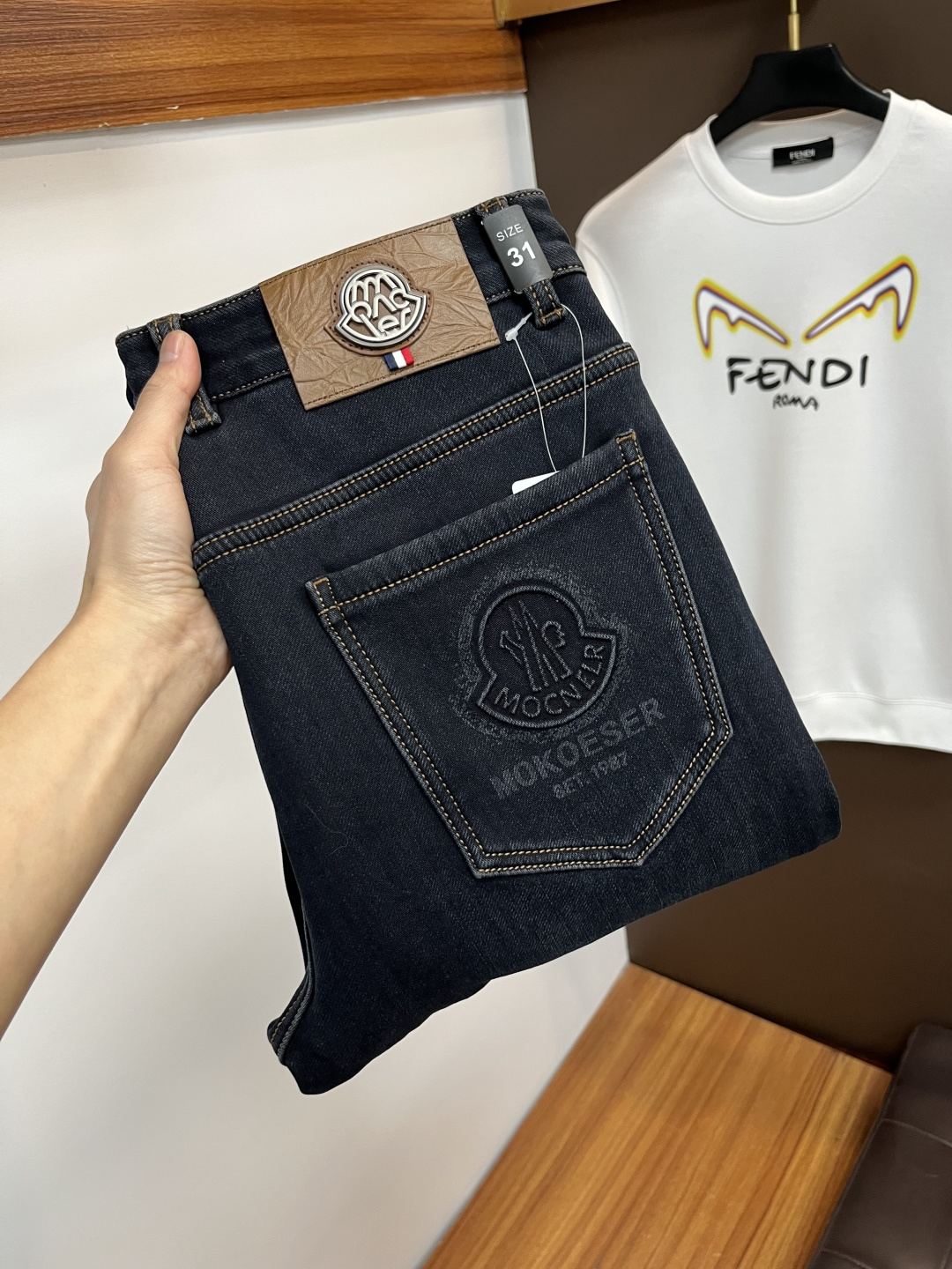 NO:691036,Covered mouth, plus velvet style. The latest jeans in the fall of 2025. No pressure to go in and out of the store. Best-selling models in the counter. Shared taste and value. Very comfortable to wear. Low-key yet luxurious. Very classy to wear. Needless to say the trousers style and cut. The upper body is exquisite and vivid. Real first-class top quality materials. Really top-level casual pants, using Turkish cotton to produce the most famous denim fabric. The quality is outstanding. After heavy washing, the pants are very soft.  The straight-leg version is not picky and the upper body is absolutely stylish. QD25 is extremely luxurious!  Size 29-38,,Moncler,jeans,19860909蒙口 加绒款 2025年秋季最新品牛仔裤出入专卖店无压力 专柜热销款 品味与价值共享 身穿着非常舒适 低调不失奢华 穿出去非常有档次,裤型款式和裁剪亦无需多言 上身精致跃然.真正一等一顶级质料 真正殿堂级的休闲裤,选用土耳其的棉花 生产出最有名的单宁布 品质卓然 经过重水洗使得裤子很柔软 直脚的版型 不挑人 上身绝对的有型 QD25 极度奢华！尺码29-38,,Moncler,jeans,,Men's clothing