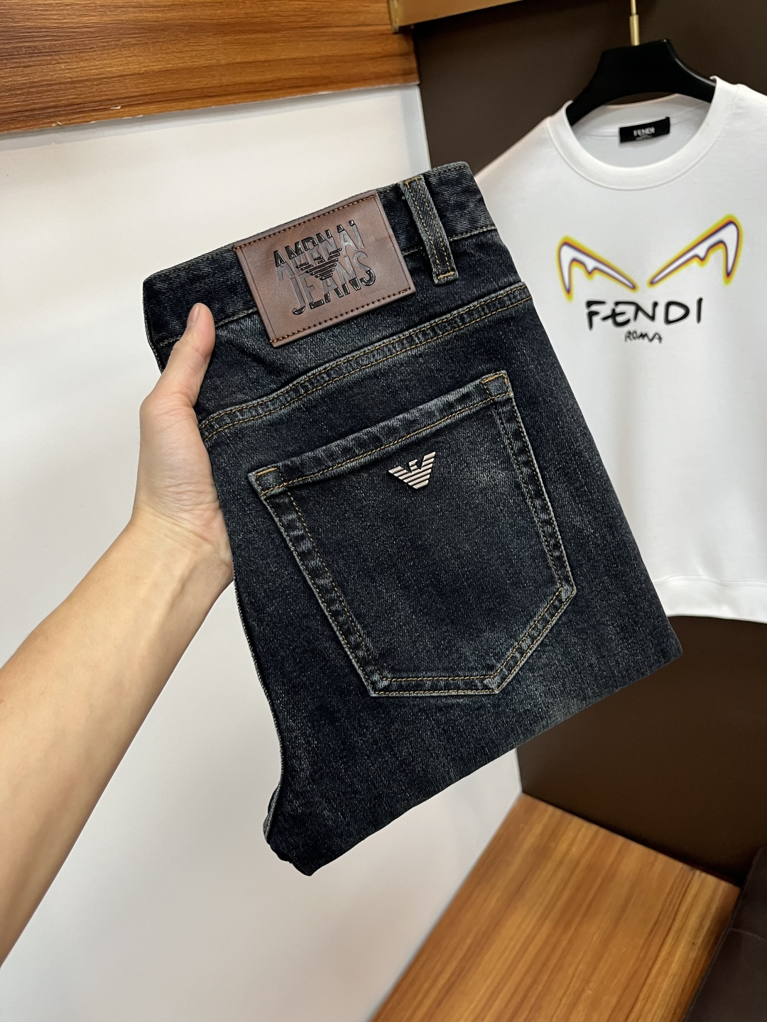 NO:691039,Armani's 2025 autumn latest jeans are stress-free when entering and leaving the store. Best-selling models in the counter. Taste and value are shared. Very comfortable to wear. Low-key yet luxurious. Very classy to wear. Needless to say the trousers style and cut. The upper body is exquisite and vivid. Really first-class and top-quality materials. Really palace-level casual pants, using Turkish cotton to produce the most famous denim. Excellent quality. Heavy washing makes the trousers very soft. Straight-leg version.  Don't be picky, the upper body is absolutely stylish QD25 is extremely luxurious!  Size 29-38,,armani,jeans,19860909阿玛尼 2025年秋季最新品牛仔裤出入专卖店无压力 专柜热销款 品味与价值共享 身穿着非常舒适 低调不失奢华 穿出去非常有档次,裤型款式和裁剪亦无需多言 上身精致跃然.真正一等一顶级质料 真正殿堂级的休闲裤,选用土耳其的棉花 生产出最有名的单宁布 品质卓然 经过重水洗使得裤子很柔软 直脚的版型 不挑人 上身绝对的有型 QD25 极度奢华！尺码29-38,,armani,jeans,,Men's clothing