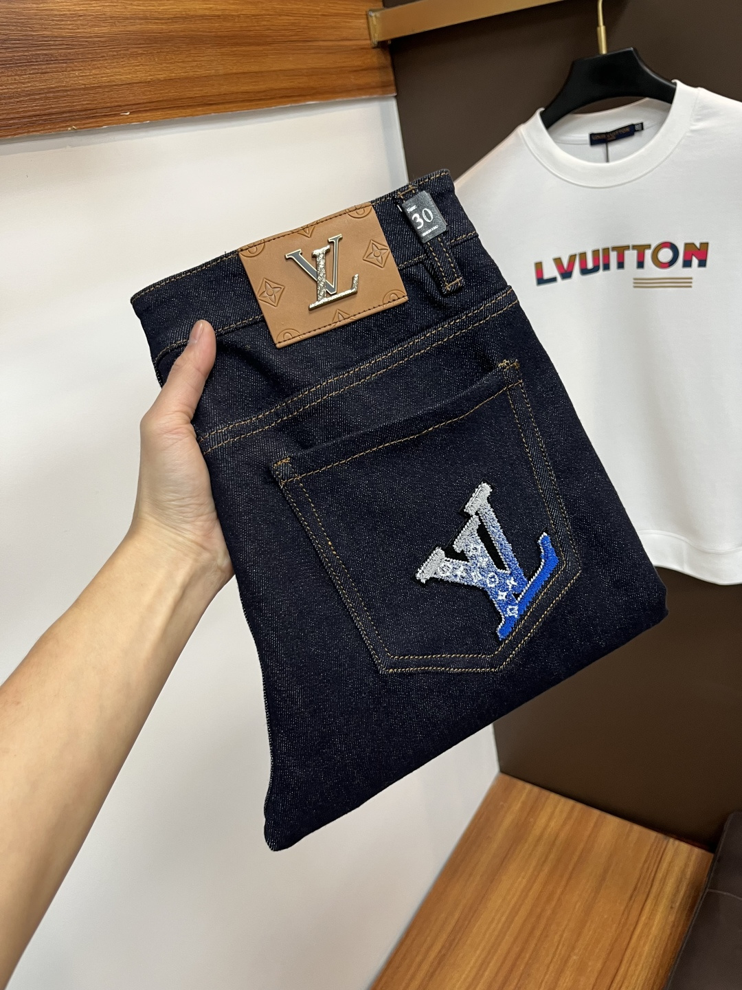 NO:691043,LV's latest 2025 autumn jeans are stress-free in and out of the store. Best-selling models in the counter. Taste and value are shared. Very comfortable to wear. Low-key yet luxurious. Very classy to wear. Needless to say the trousers style and cut. The upper body is exquisite and vivid. Real first-class top quality. Really top-level casual pants, using Turkish cotton. The most famous denim is produced. The quality is outstanding. After heavy washing, the pants are very soft. The straight-leg version is not picky.  The upper body is absolutely stylish QD25 is extremely luxurious!  Size 29-38,,louis vuitton,jeans,19860909LV 2025年秋季最新品牛仔裤出入专卖店无压力 专柜热销款 品味与价值共享 身穿着非常舒适 低调不失奢华 穿出去非常有档次,裤型款式和裁剪亦无需多言 上身精致跃然.真正一等一顶级质料 真正殿堂级的休闲裤,选用土耳其的棉花 生产出最有名的单宁布 品质卓然 经过重水洗使得裤子很柔软 直脚的版型 不挑人 上身绝对的有型 QD25 极度奢华！尺码29-38,,louis vuitton,jeans,,Men's clothing