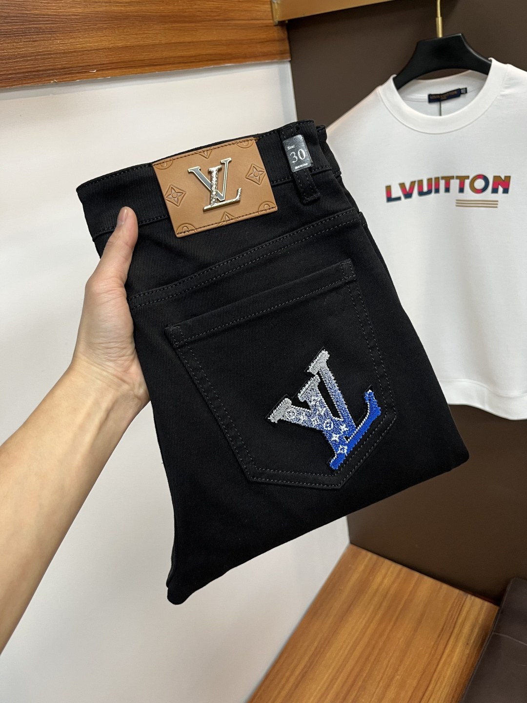 NO:691949,LV's latest 2025 autumn jeans are stress-free in and out of the store. Best-selling models in the counter. Taste and value are shared. Very comfortable to wear. Low-key yet luxurious. Very classy to wear. Needless to say the trousers style and cut. The upper body is exquisite and vivid. Real first-class top quality. Really top-level casual pants, using Turkish cotton. The most famous denim is produced. The quality is outstanding. After heavy washing, the pants are very soft. The straight-leg version is not picky.  The upper body is absolutely stylish QD25 is extremely luxurious!  Size 29-38,,louis vuitton,jeans,19860909LV 2025年秋季最新品牛仔裤出入专卖店无压力 专柜热销款 品味与价值共享 身穿着非常舒适 低调不失奢华 穿出去非常有档次,裤型款式和裁剪亦无需多言 上身精致跃然.真正一等一顶级质料 真正殿堂级的休闲裤,选用土耳其的棉花 生产出最有名的单宁布 品质卓然 经过重水洗使得裤子很柔软 直脚的版型 不挑人 上身绝对的有型 QD25 极度奢华！尺码29-38,,louis vuitton,jeans,,Men's clothing