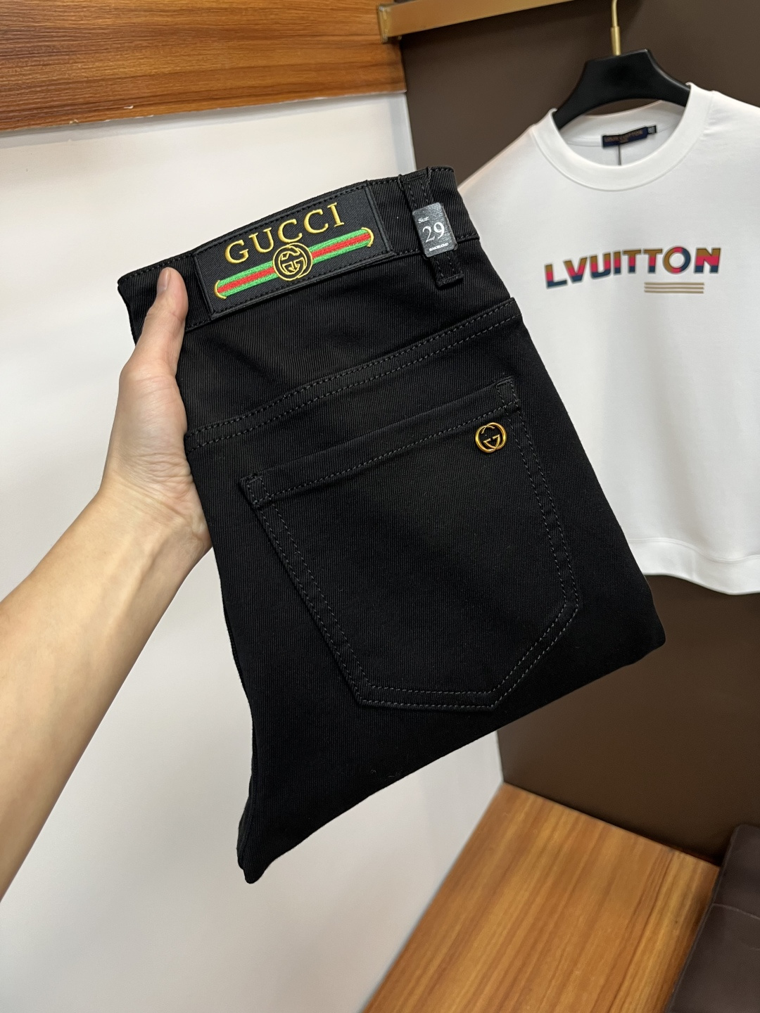 NO:691951,Gucci's latest 2025 autumn jeans are stress-free in and out of the store. Best-selling models in the counter. Shared taste and value. Very comfortable to wear. Low-key yet luxurious. Very classy to wear. Needless to say the trousers style and cut. The upper body is exquisite and vivid. Real first-class top quality materials. Really palace-level casual pants, using Turkish cotton to produce the most famous denim. Excellent quality. Heavy washing makes the pants very soft. Straight-leg version.  Don't be picky, the upper body is absolutely stylish QD25 is extremely luxurious!  Size 29-38,,jeans,19860909古奇 2025年秋季最新品牛仔裤出入专卖店无压力 专柜热销款 品味与价值共享 身穿着非常舒适 低调不失奢华 穿出去非常有档次,裤型款式和裁剪亦无需多言 上身精致跃然.真正一等一顶级质料 真正殿堂级的休闲裤,选用土耳其的棉花 生产出最有名的单宁布 品质卓然 经过重水洗使得裤子很柔软 直脚的版型 不挑人 上身绝对的有型 QD25 极度奢华！尺码29-38,,jeans,,Men's clothing