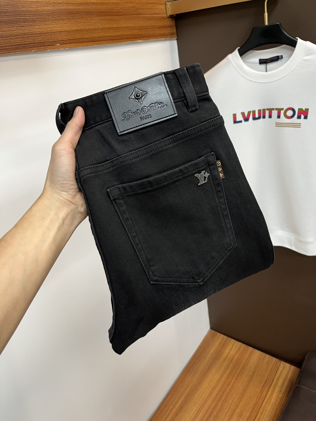 NO:691953,LV's latest 2025 autumn jeans are stress-free in and out of the store. Best-selling models in the counter. Taste and value are shared. Very comfortable to wear. Low-key yet luxurious. Very classy to wear. Needless to say the trousers style and cut. The upper body is exquisite and vivid. Real first-class top quality. Really top-level casual pants, using Turkish cotton. The most famous denim is produced. The quality is outstanding. After heavy washing, the pants are very soft. The straight-leg version is not picky.  The upper body is absolutely stylish QD25 is extremely luxurious!  Size 29-38,,louis vuitton,jeans,19860909LV 2025年秋季最新品牛仔裤出入专卖店无压力 专柜热销款 品味与价值共享 身穿着非常舒适 低调不失奢华 穿出去非常有档次,裤型款式和裁剪亦无需多言 上身精致跃然.真正一等一顶级质料 真正殿堂级的休闲裤,选用土耳其的棉花 生产出最有名的单宁布 品质卓然 经过重水洗使得裤子很柔软 直脚的版型 不挑人 上身绝对的有型 QD25 极度奢华！尺码29-38,,louis vuitton,jeans,,Men's clothing