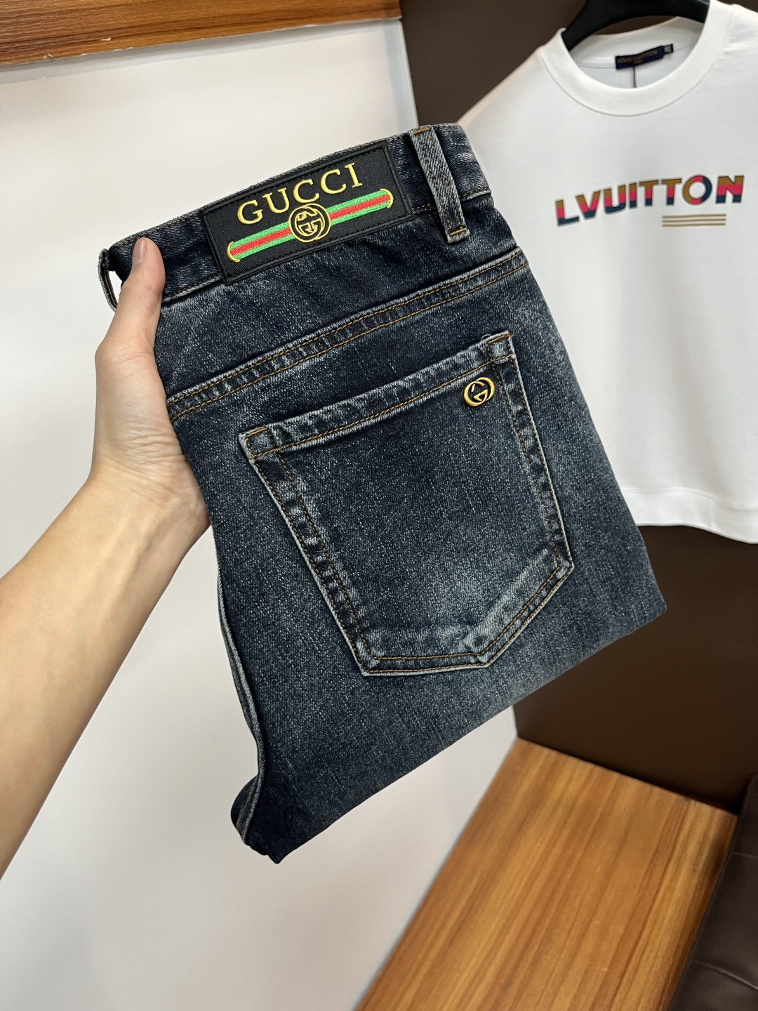 NO:691955,Gucci's latest 2025 autumn jeans are stress-free in and out of the store. Best-selling models in the counter. Shared taste and value. Very comfortable to wear. Low-key yet luxurious. Very classy to wear. Needless to say the trousers style and cut. The upper body is exquisite and vivid. Real first-class top quality materials. Really palace-level casual pants, using Turkish cotton to produce the most famous denim. Excellent quality. Heavy washing makes the pants very soft. Straight-leg version.  Don't be picky, the upper body is absolutely stylish QD25 is extremely luxurious!  Size 29-38,,jeans,19860909古奇 2025年秋季最新品牛仔裤出入专卖店无压力 专柜热销款 品味与价值共享 身穿着非常舒适 低调不失奢华 穿出去非常有档次,裤型款式和裁剪亦无需多言 上身精致跃然.真正一等一顶级质料 真正殿堂级的休闲裤,选用土耳其的棉花 生产出最有名的单宁布 品质卓然 经过重水洗使得裤子很柔软 直脚的版型 不挑人 上身绝对的有型 QD25 极度奢华！尺码29-38,,jeans,,Men's clothing