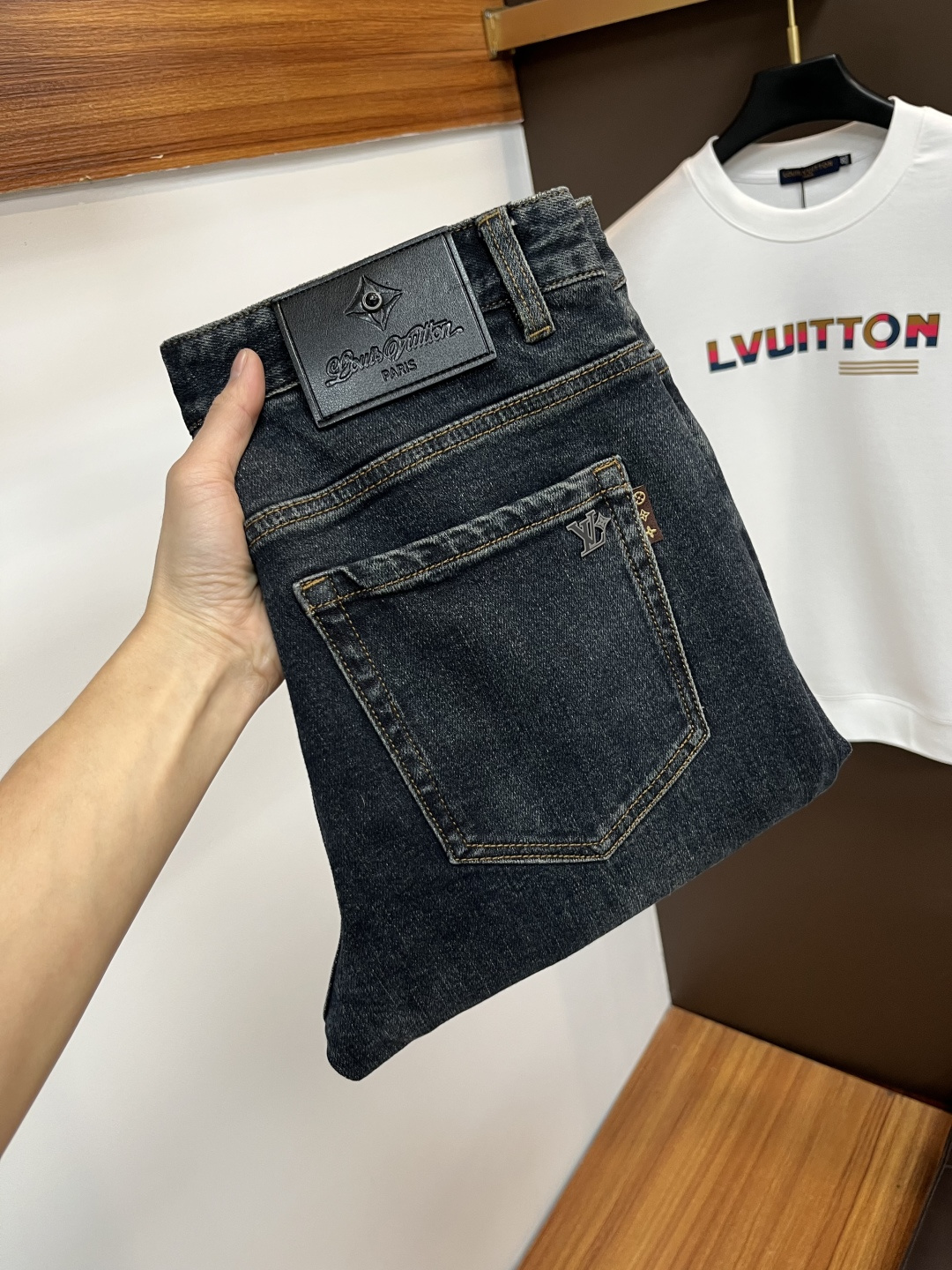 NO:691957,LV's latest 2025 autumn jeans are stress-free in and out of the store. Best-selling models in the counter. Taste and value are shared. Very comfortable to wear. Low-key yet luxurious. Very classy to wear. Needless to say the trousers style and cut. The upper body is exquisite and vivid. Real first-class top quality. Really top-level casual pants, using Turkish cotton. The most famous denim is produced. The quality is outstanding. After heavy washing, the pants are very soft. The straight-leg version is not picky.  The upper body is absolutely stylish QD25 is extremely luxurious!  Size 29-38,,louis vuitton,jeans,19860909LV 2025年秋季最新品牛仔裤出入专卖店无压力 专柜热销款 品味与价值共享 身穿着非常舒适 低调不失奢华 穿出去非常有档次,裤型款式和裁剪亦无需多言 上身精致跃然.真正一等一顶级质料 真正殿堂级的休闲裤,选用土耳其的棉花 生产出最有名的单宁布 品质卓然 经过重水洗使得裤子很柔软 直脚的版型 不挑人 上身绝对的有型 QD25 极度奢华！尺码29-38,,louis vuitton,jeans,,Men's clothing