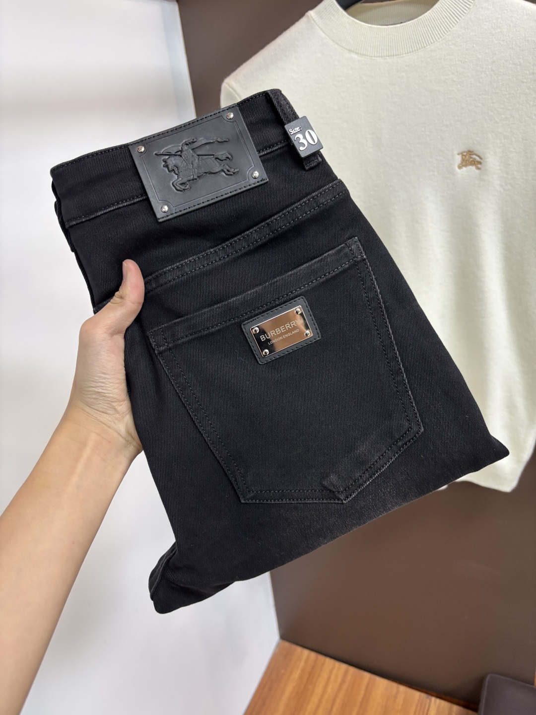 NO:691959,Burberry's 2025 autumn latest jeans are stress-free when entering and leaving the store. Best-selling models in the counter. Taste and value are shared. Very comfortable to wear. Low-key yet luxurious. Very classy to wear. Needless to say the trousers style and cut. The upper body is exquisite and vivid. Real first-class top quality. Really palace-level casual pants, using Turkish cotton to produce the most famous denim. Excellent quality. Heavy washing makes the pants very soft. Straight-footed version.  Don't be picky, the upper body is absolutely stylish QD25 is extremely luxurious!  Size 29-38,,burberry,jeans,19860909巴宝莉 2025年秋季最新品牛仔裤出入专卖店无压力 专柜热销款 品味与价值共享 身穿着非常舒适 低调不失奢华 穿出去非常有档次,裤型款式和裁剪亦无需多言 上身精致跃然.真正一等一顶级质料 真正殿堂级的休闲裤,选用土耳其的棉花 生产出最有名的单宁布 品质卓然 经过重水洗使得裤子很柔软 直脚的版型 不挑人 上身绝对的有型 QD25 极度奢华！尺码29-38,,burberry,jeans,,Men's clothing