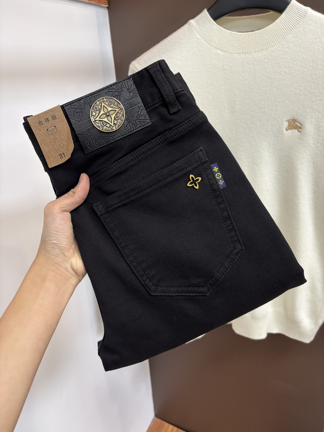 NO:691961,LV's latest 2025 autumn jeans are stress-free in and out of the store. Best-selling models in the counter. Taste and value are shared. Very comfortable to wear. Low-key yet luxurious. Very classy to wear. Needless to say the trousers style and cut. The upper body is exquisite and vivid. Real first-class top quality. Really top-level casual pants, using Turkish cotton. The most famous denim is produced. The quality is outstanding. After heavy washing, the pants are very soft. The straight-leg version is not picky.  The upper body is absolutely stylish QD25 is extremely luxurious!  Size 29-38,,louis vuitton,jeans,19860909LV 2025年秋季最新品牛仔裤出入专卖店无压力 专柜热销款 品味与价值共享 身穿着非常舒适 低调不失奢华 穿出去非常有档次,裤型款式和裁剪亦无需多言 上身精致跃然.真正一等一顶级质料 真正殿堂级的休闲裤,选用土耳其的棉花 生产出最有名的单宁布 品质卓然 经过重水洗使得裤子很柔软 直脚的版型 不挑人 上身绝对的有型 QD25 极度奢华！尺码29-38,,louis vuitton,jeans,,Men's clothing