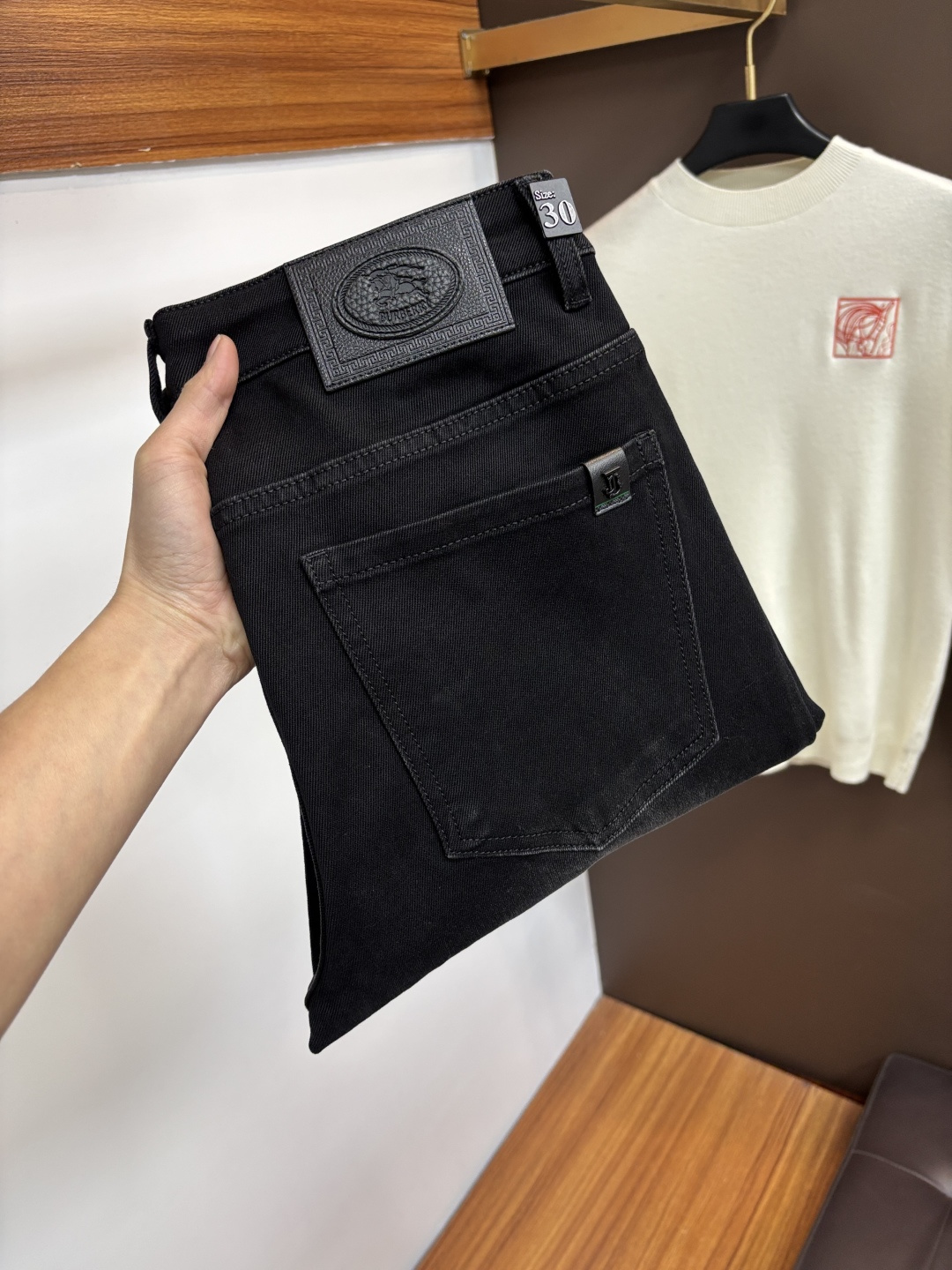 NO:746539,Burberry's 2025 winter latest jeans are stress-free when entering and exiting the store. Best-selling models in the counter. Taste and value are shared. Very comfortable to wear. Low-key yet luxurious. Very classy to wear. Needless to say the trousers style and cut. The upper body is exquisite and vivid. Real first-class top quality. Really palace-level casual pants, using Turkish cotton to produce the most famous denim. Excellent quality. Heavy washing makes the pants very soft. Straight-leg version.  Don't be picky, the upper body is absolutely stylish QD25 is extremely luxurious!  Size 29-38,,burberry,jeans,19860909巴宝莉 2025年冬季最新品牛仔裤出入专卖店无压力 专柜热销款 品味与价值共享 身穿着非常舒适 低调不失奢华 穿出去非常有档次,裤型款式和裁剪亦无需多言 上身精致跃然.真正一等一顶级质料 真正殿堂级的休闲裤,选用土耳其的棉花 生产出最有名的单宁布 品质卓然 经过重水洗使得裤子很柔软 直脚的版型 不挑人 上身绝对的有型 QD25 极度奢华！尺码29-38,,burberry,jeans,,Men's clothing