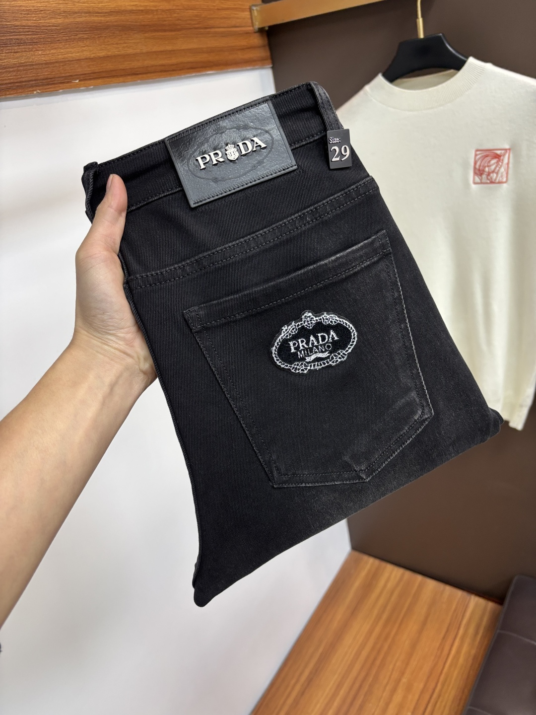 NO:746541,Prada's latest winter 2025 jeans are stress-free when entering and leaving the store. Best-selling models in the counter. Taste and value are shared. Very comfortable to wear. Low-key yet luxurious. Very classy to wear. Needless to say the trousers style and cut. The upper body is exquisite and vivid. Really first-class and top-quality materials. Really palace-level casual pants, using Turkish cotton. The most famous denim is produced. The quality is outstanding. Heavy washing makes the pants very soft. Straight-leg version.  Don't be picky, the upper body is absolutely stylish QD25 is extremely luxurious!  Size 29-38,,prada,jeans,19860909普拉达 2025年冬季最新品牛仔裤出入专卖店无压力 专柜热销款 品味与价值共享 身穿着非常舒适 低调不失奢华 穿出去非常有档次,裤型款式和裁剪亦无需多言 上身精致跃然.真正一等一顶级质料 真正殿堂级的休闲裤,选用土耳其的棉花 生产出最有名的单宁布 品质卓然 经过重水洗使得裤子很柔软 直脚的版型 不挑人 上身绝对的有型 QD25 极度奢华！尺码29-38,,prada,jeans,,Men's clothing