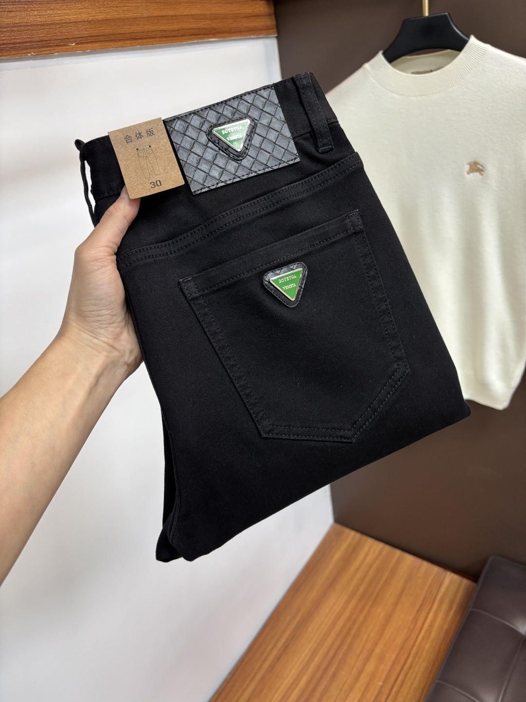 NO:746542,BV's latest winter 2025 jeans are stress-free when entering and leaving the store. Best-selling models in the counter. Taste and value are shared. Very comfortable to wear. Low-key yet luxurious. Very classy to wear. Needless to say the trousers style and cut. The upper body is exquisite and vivid. Real first-class top quality. Really top-level casual pants, using Turkish cotton. The most famous denim is produced. The quality is outstanding. After heavy washing, the pants are very soft. The straight-leg version is not picky.  The upper body is absolutely stylish QD25 is extremely luxurious!  Size 29-38,,bottega veneta,jeans,19860909BV 2025年冬季最新品牛仔裤出入专卖店无压力 专柜热销款 品味与价值共享 身穿着非常舒适 低调不失奢华 穿出去非常有档次,裤型款式和裁剪亦无需多言 上身精致跃然.真正一等一顶级质料 真正殿堂级的休闲裤,选用土耳其的棉花 生产出最有名的单宁布 品质卓然 经过重水洗使得裤子很柔软 直脚的版型 不挑人 上身绝对的有型 QD25 极度奢华！尺码29-38,,bottega veneta,jeans,,Men's clothing