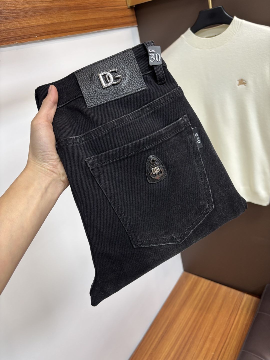 NO:746545,DG's latest winter jeans in 2025 are stress-free when entering and leaving the store. Best-selling models in the counter. Taste and value are shared. Very comfortable to wear. Low-key yet luxurious. Very classy to wear. Needless to say the trousers style and cut. The upper body is exquisite and vivid. Really first-class and top-quality materials. Really palace-level casual pants, using Turkish cotton. The most famous denim is produced. The quality is outstanding. After heavy washing, the pants are very soft. The straight-leg version is not picky.  The upper body is absolutely stylish QD25 is extremely luxurious!  Size 29-38,,jeans,19860909DG 2025年冬季最新品牛仔裤出入专卖店无压力 专柜热销款 品味与价值共享 身穿着非常舒适 低调不失奢华 穿出去非常有档次,裤型款式和裁剪亦无需多言 上身精致跃然.真正一等一顶级质料 真正殿堂级的休闲裤,选用土耳其的棉花 生产出最有名的单宁布 品质卓然 经过重水洗使得裤子很柔软 直脚的版型 不挑人 上身绝对的有型 QD25 极度奢华！尺码29-38,,jeans,,Men's clothing